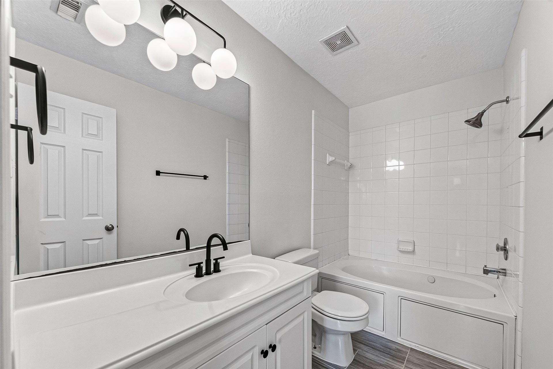 2034 Glencove Drive, Seabrook, TX 77586 Bath with jetted tub/shower combo and contemporary lighting