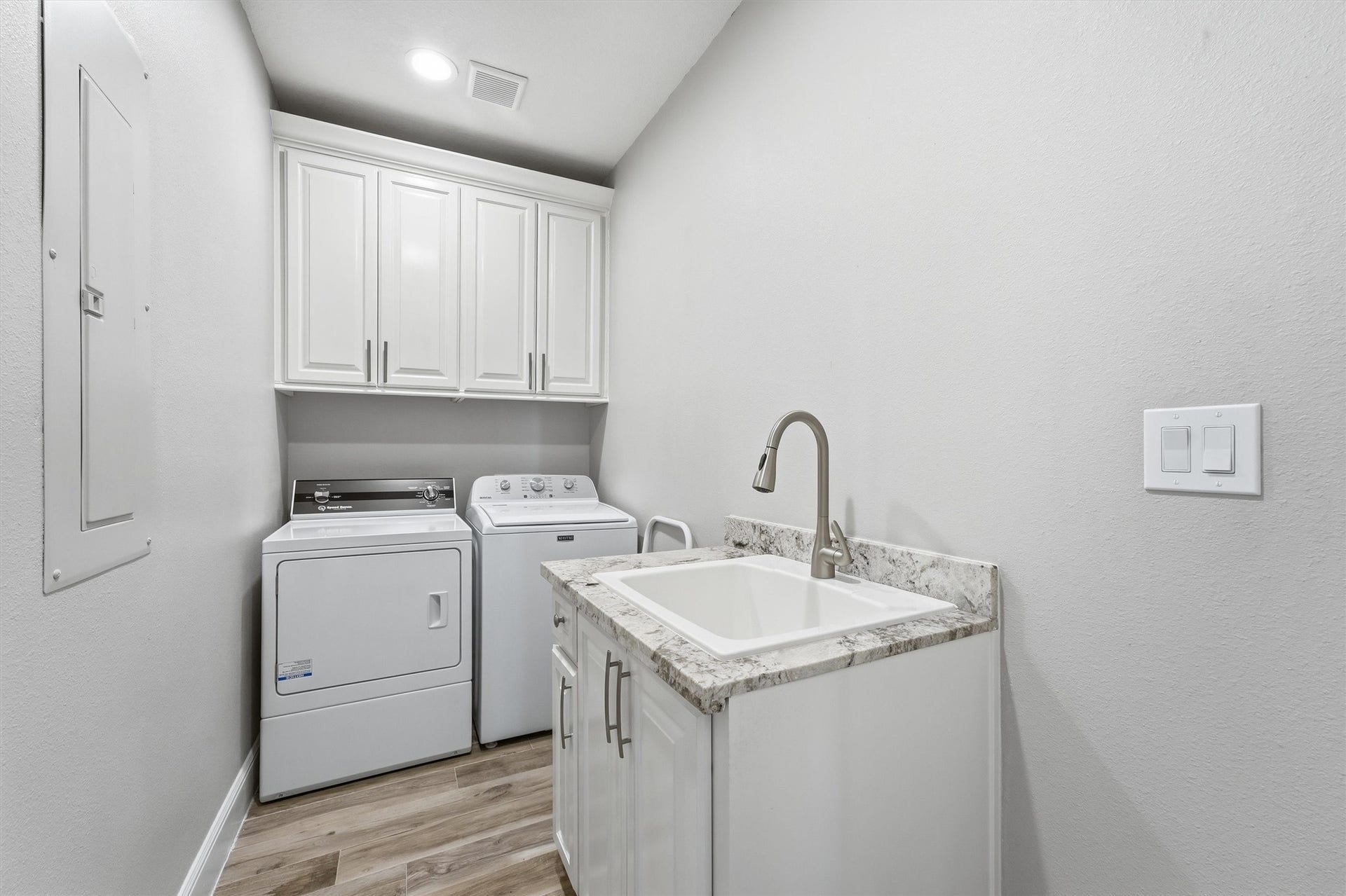 438 Amanda Circle, Tiki Island, TX 77554 The laundry room is ready to
keep life organized with built-in
cabinetry, workspace for folding
or sorting, and the convenience
of having everything neatly
tucked away yet easily
accessible.