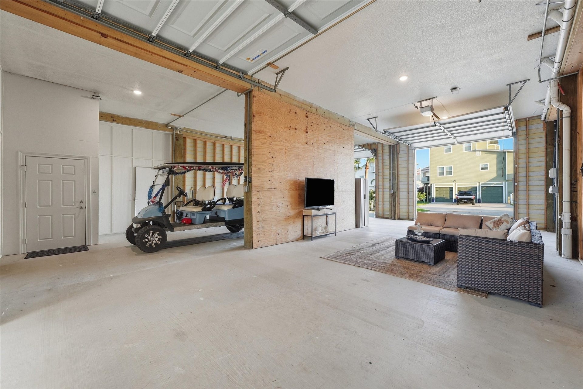 438 Amanda Circle, Tiki Island, TX 77554 Rarely do you find this much
enclosed bonus space on the
water. With direct access to the
canal-side entertaining area, this
flexible lower-level space adds
convenience, utility, and endless
potential.