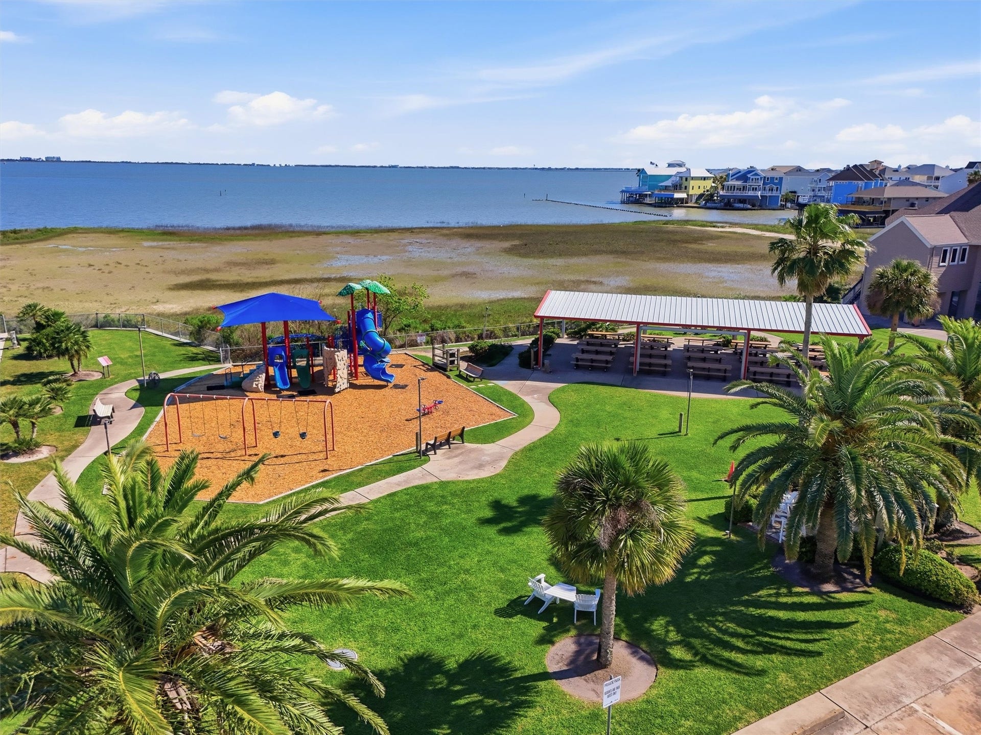 438 Amanda Circle, Tiki Island, TX 77554 Green space and community
amenities nearby enhance the
relaxed lifestyle, giving residents
another reason to love calling
Tiki Island home.