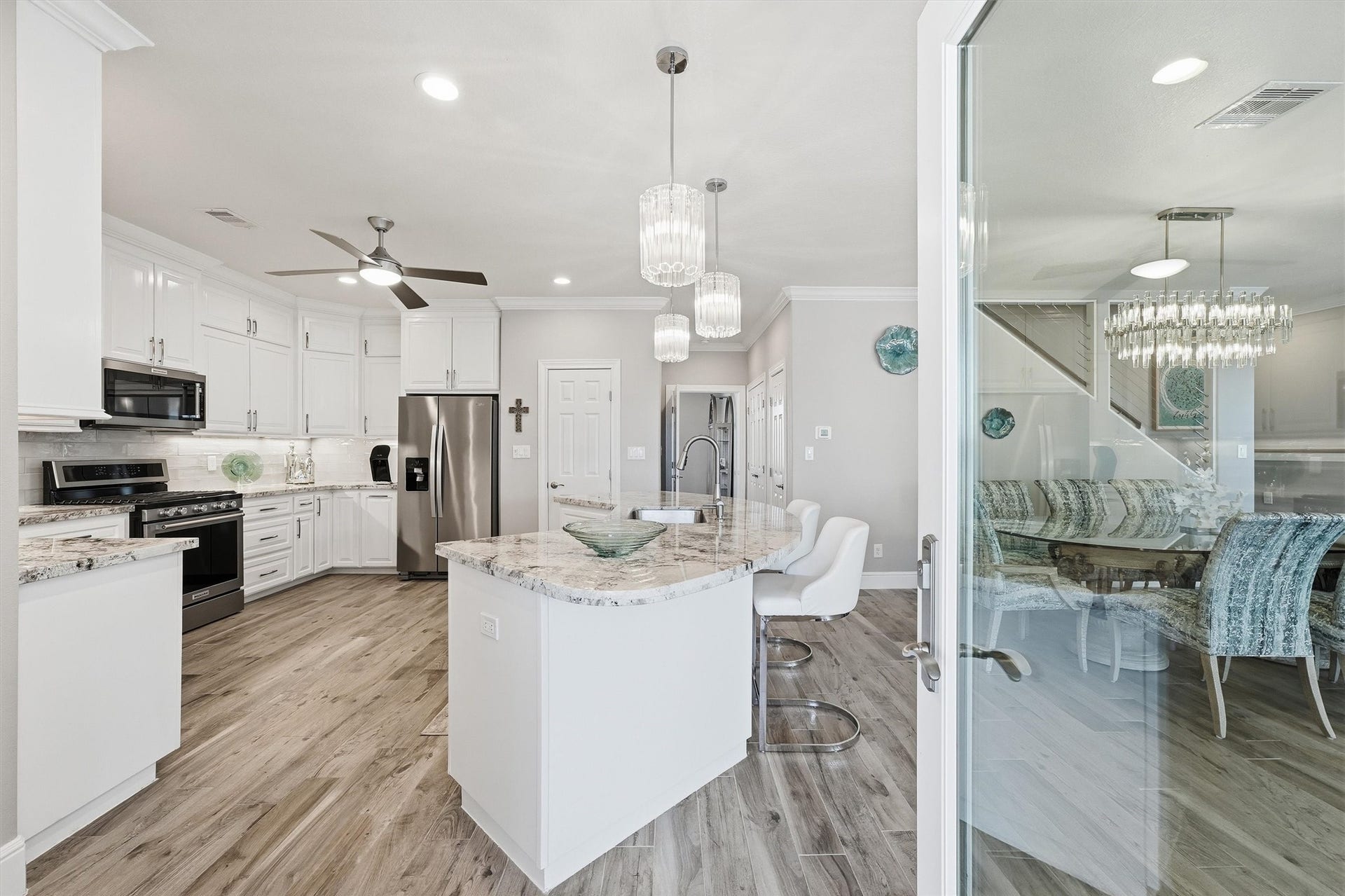 438 Amanda Circle, Tiki Island, TX 77554 The heart of the home is bright,
stylish, and beautifully
connected, with a large island,
modern glass fixtures, bar
seating, and an open-concept
design made for gathering with
family and friends.