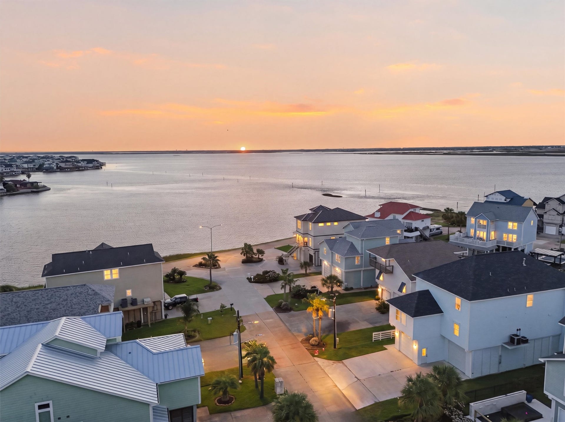 438 Amanda Circle, Tiki Island, TX 77554 This exceptional location
captures the best of island living,
where canal-front convenience
and close proximity to the bay
come together in one
unforgettable setting.