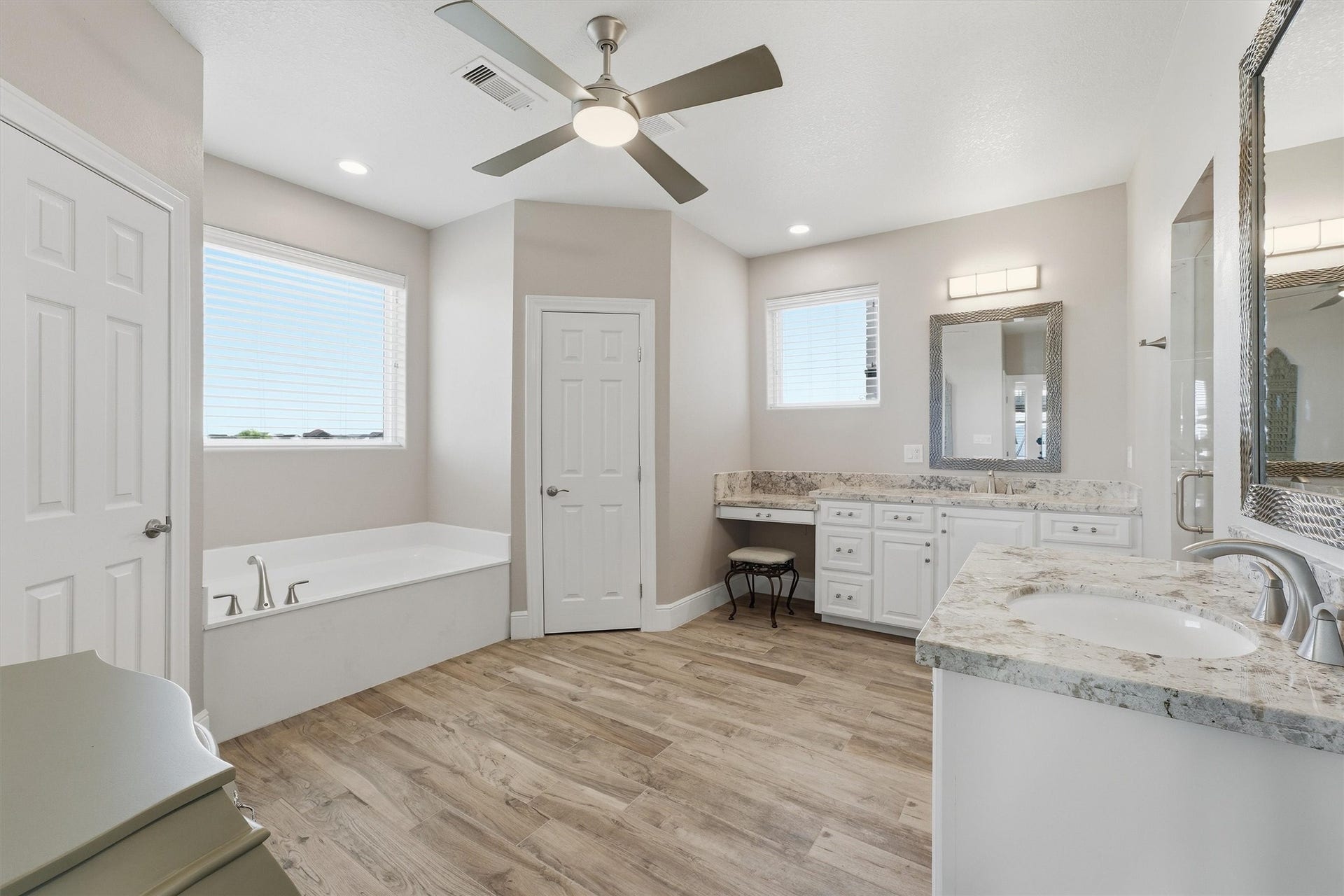438 Amanda Circle, Tiki Island, TX 77554 The primary bathroom delivers a
spa-like start and finish to each
day with dual sinks, abundant
counter space, a soaking tub,
and plenty of room to spread out
in comfort.