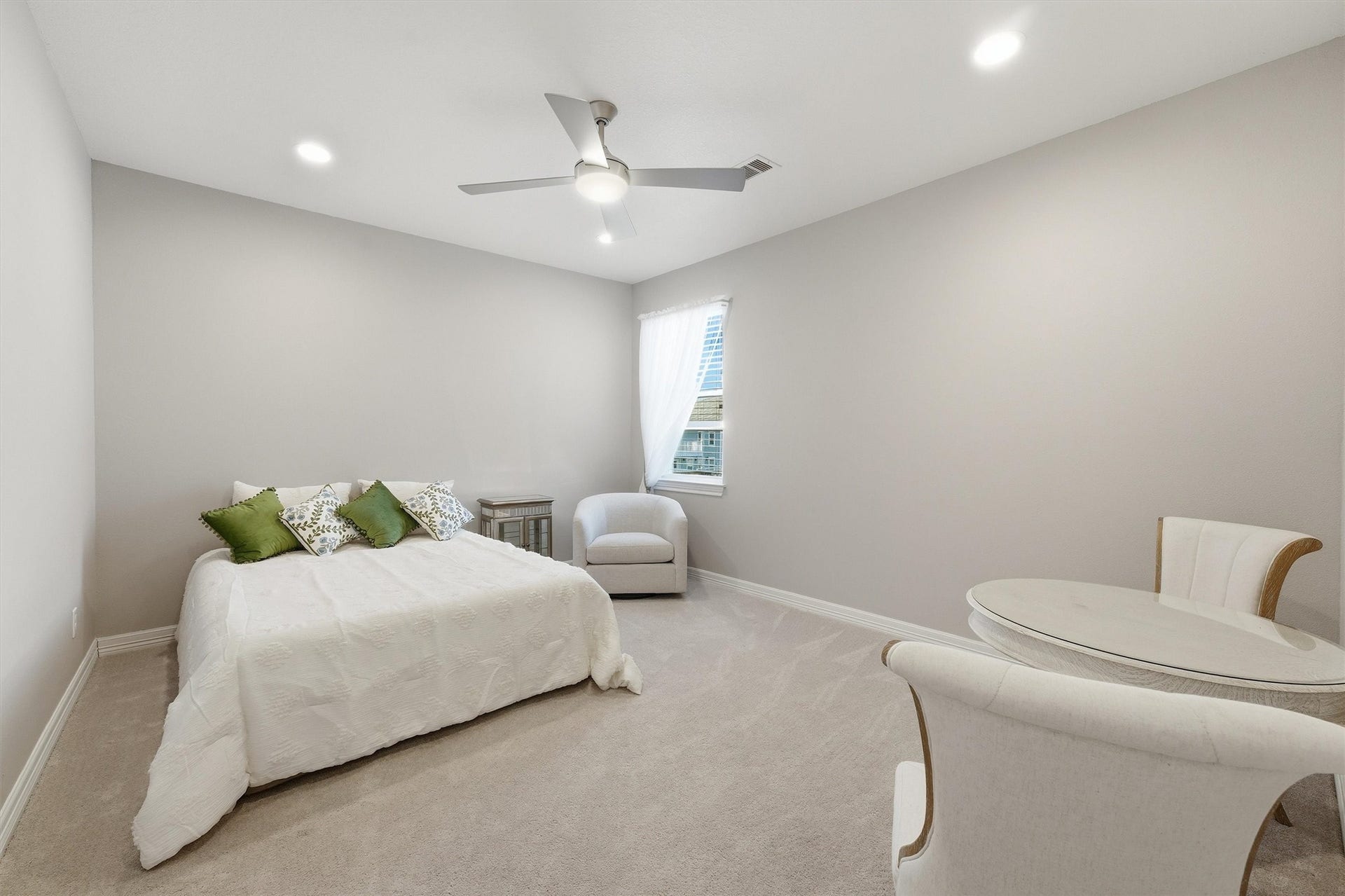 438 Amanda Circle, Tiki Island, TX 77554 This upstairs bedroom offers a
spacious, comfortable setting for
family or guests, with plush
finishes and easy access to the
upper-level bathrooms.