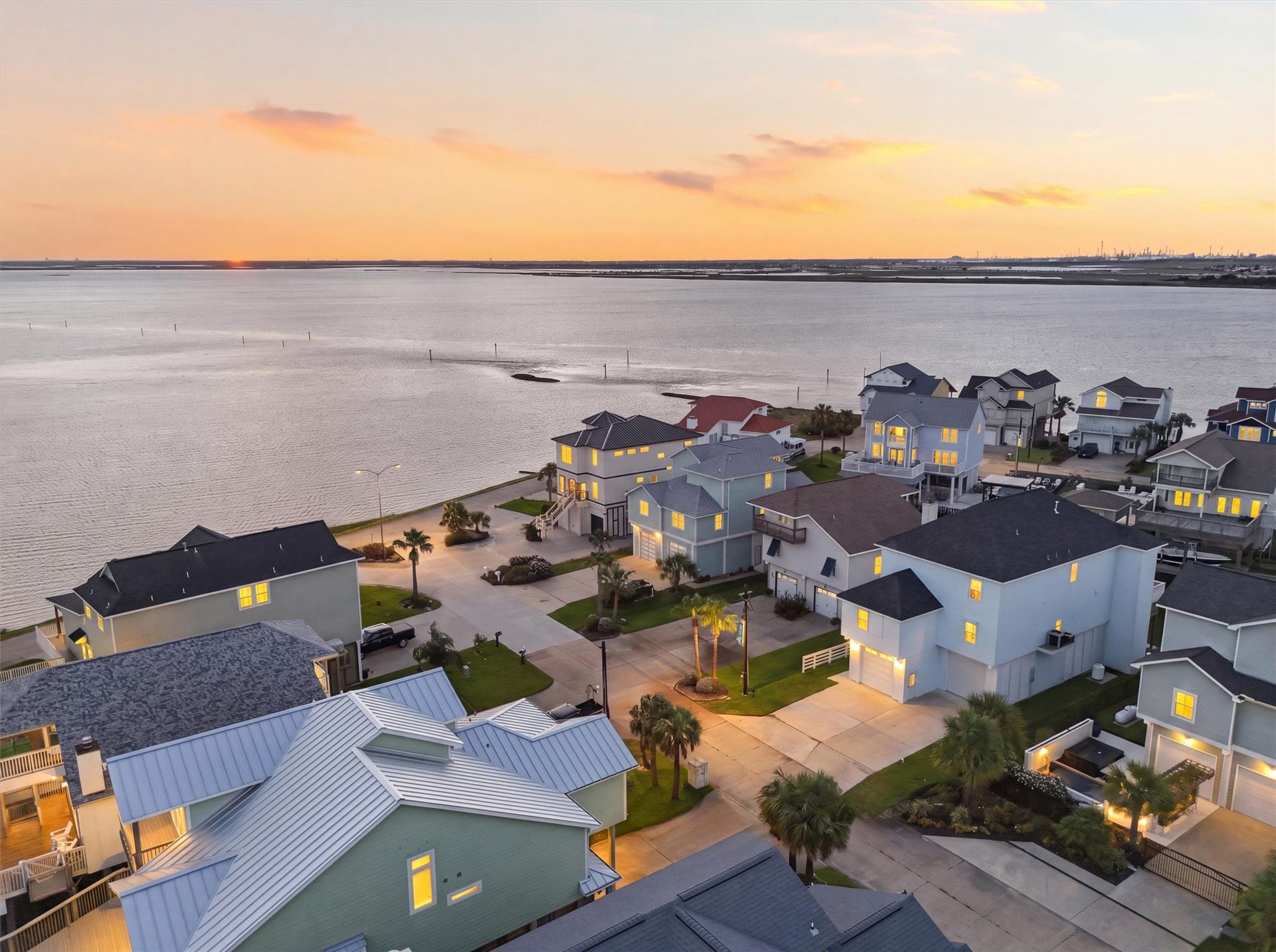 438 Amanda Circle, Tiki Island, TX 77554 Positioned near the end of the
island, this home enjoys a prime
location with quick access to
Jones Bay and the open-water
adventures that make Tiki Island
so special.