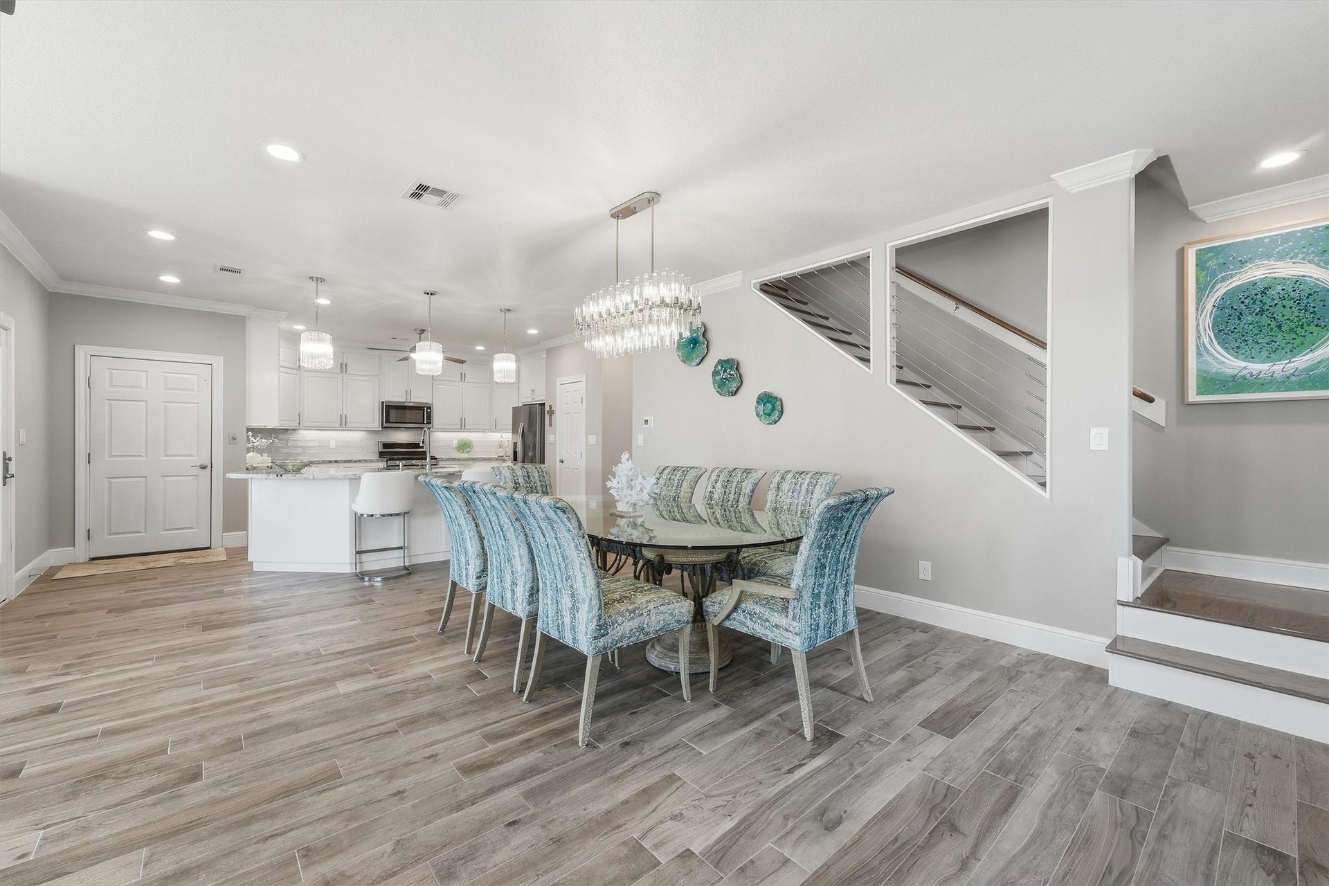 438 Amanda Circle, Tiki Island, TX 77554 This dining area is ready for
memorable meals and easy
conversation, all surrounded by
the fresh, airy finishes that give
the home its sophisticated
coastal feel.