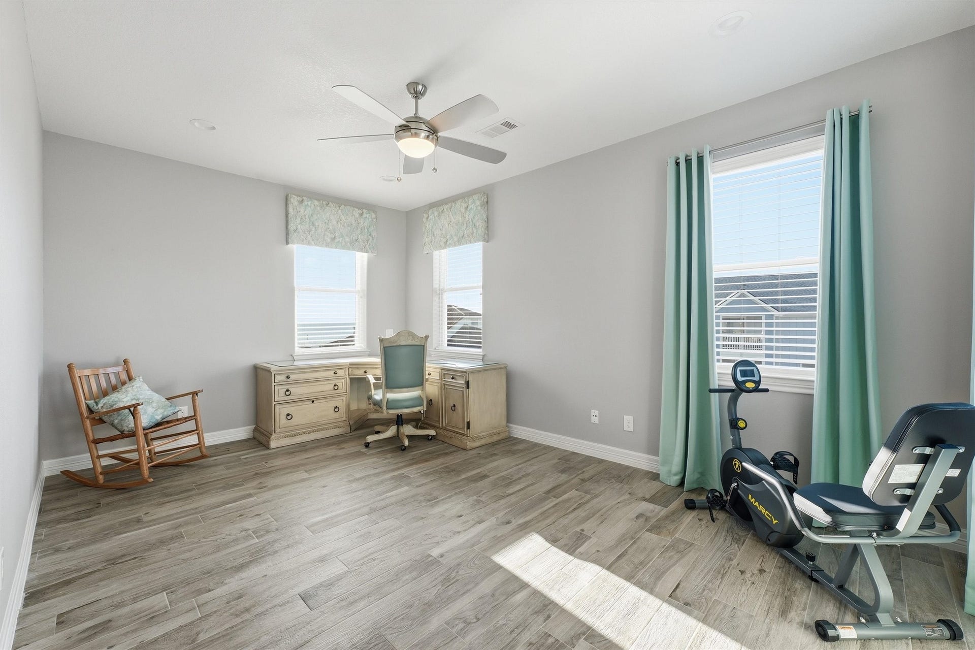 438 Amanda Circle, Tiki Island, TX 77554 This oversized upstairs 4th
bedroom room is full of
possibilities, whether you need
an additional bedroom, game
room, media space, or a
comfortable retreat for weekend
visitors.