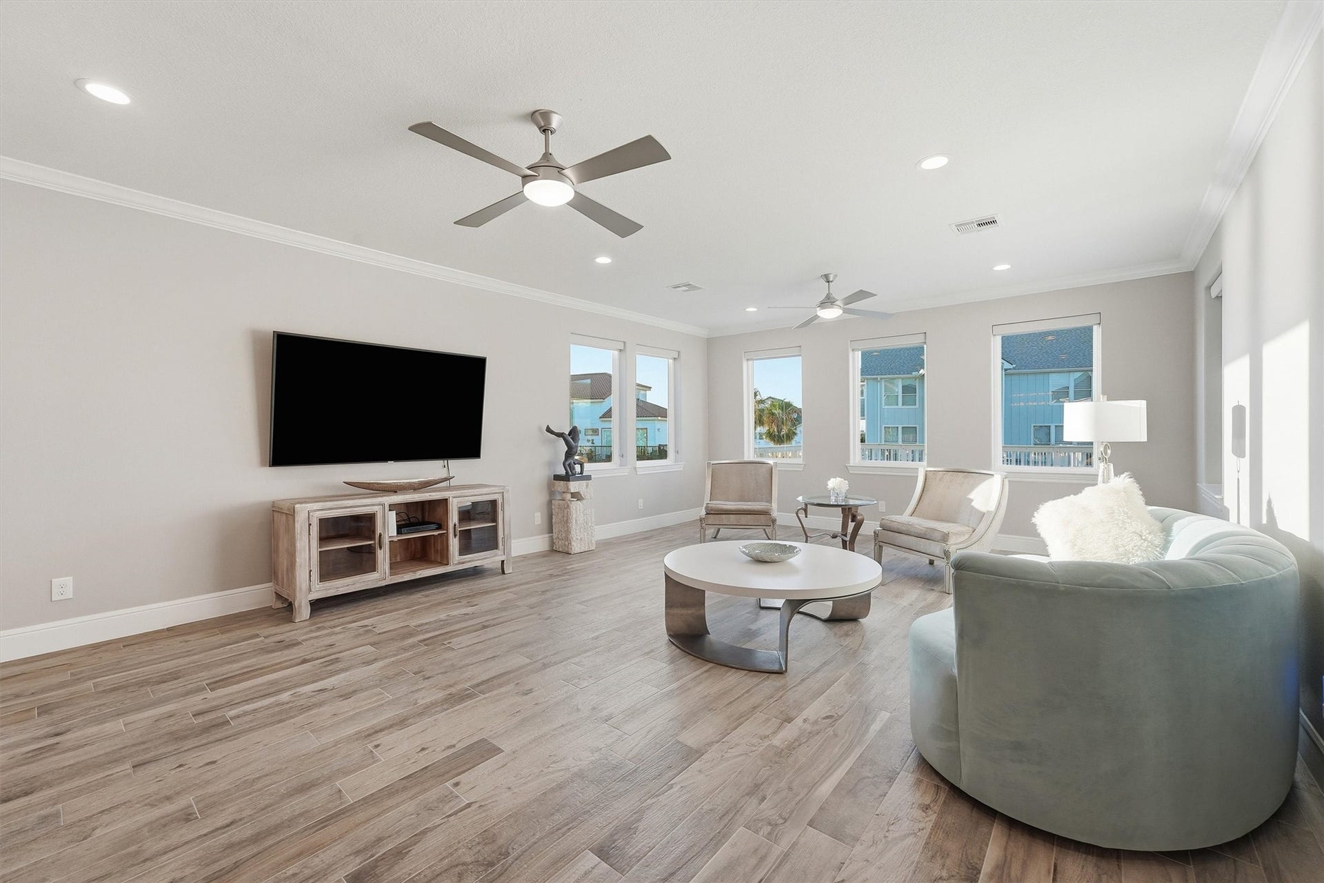 438 Amanda Circle, Tiki Island, TX 77554 Comfortable and refined, this
inviting gathering space pairs
beautifully with the homes open
stairwell design and waterfront
ambiance, creating a living area
that feels both elevated and easy
to enjoy.