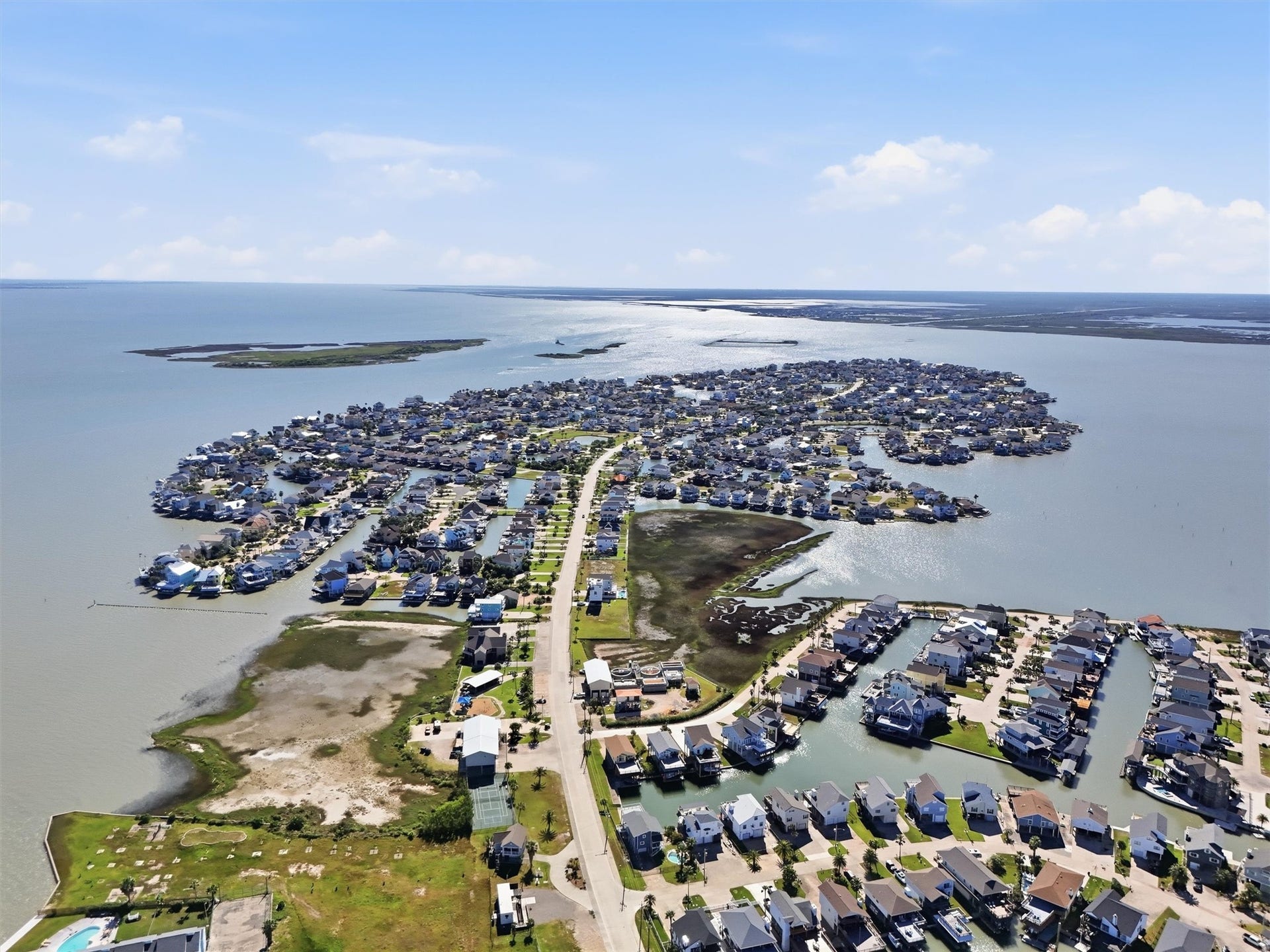 438 Amanda Circle, Tiki Island, TX 77554 Set in one of the islands most
desirable locations, this home
enjoys a prime position with
direct canal frontage and easy
access out to Jones Bay for
boating, fishing, and sunset
cruises.