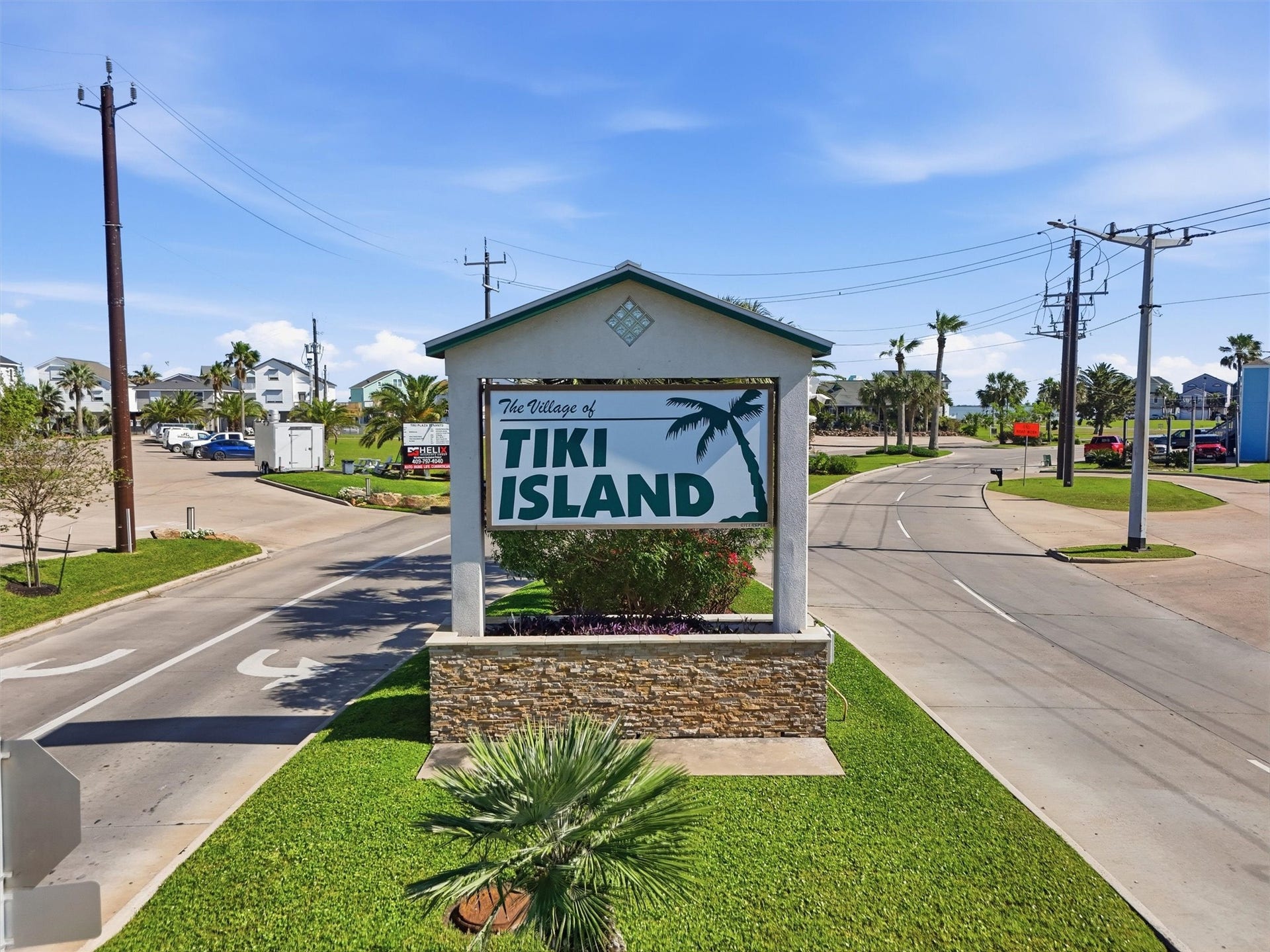 438 Amanda Circle, Tiki Island, TX 77554 Welcome to Tiki Island, a
beloved waterfront community
known for its boating lifestyle,
laid-back coastal atmosphere,
and exceptional access to
Galveston Bay adventures.