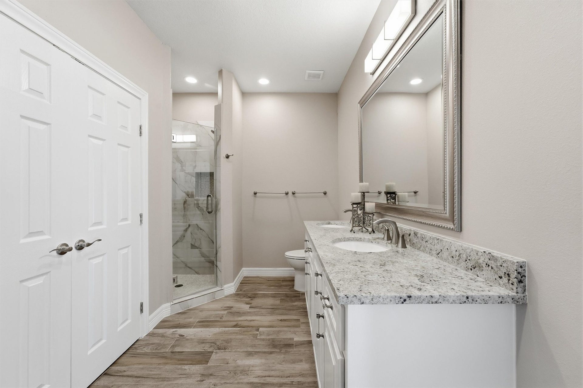 438 Amanda Circle, Tiki Island, TX 77554 Smartly designed for busy
mornings, this full bathroom Jack
n Jull bathroom features an
extended vanity, generous
storage, and a clean, upscale
finish that keeps daily routines
running smoothly.