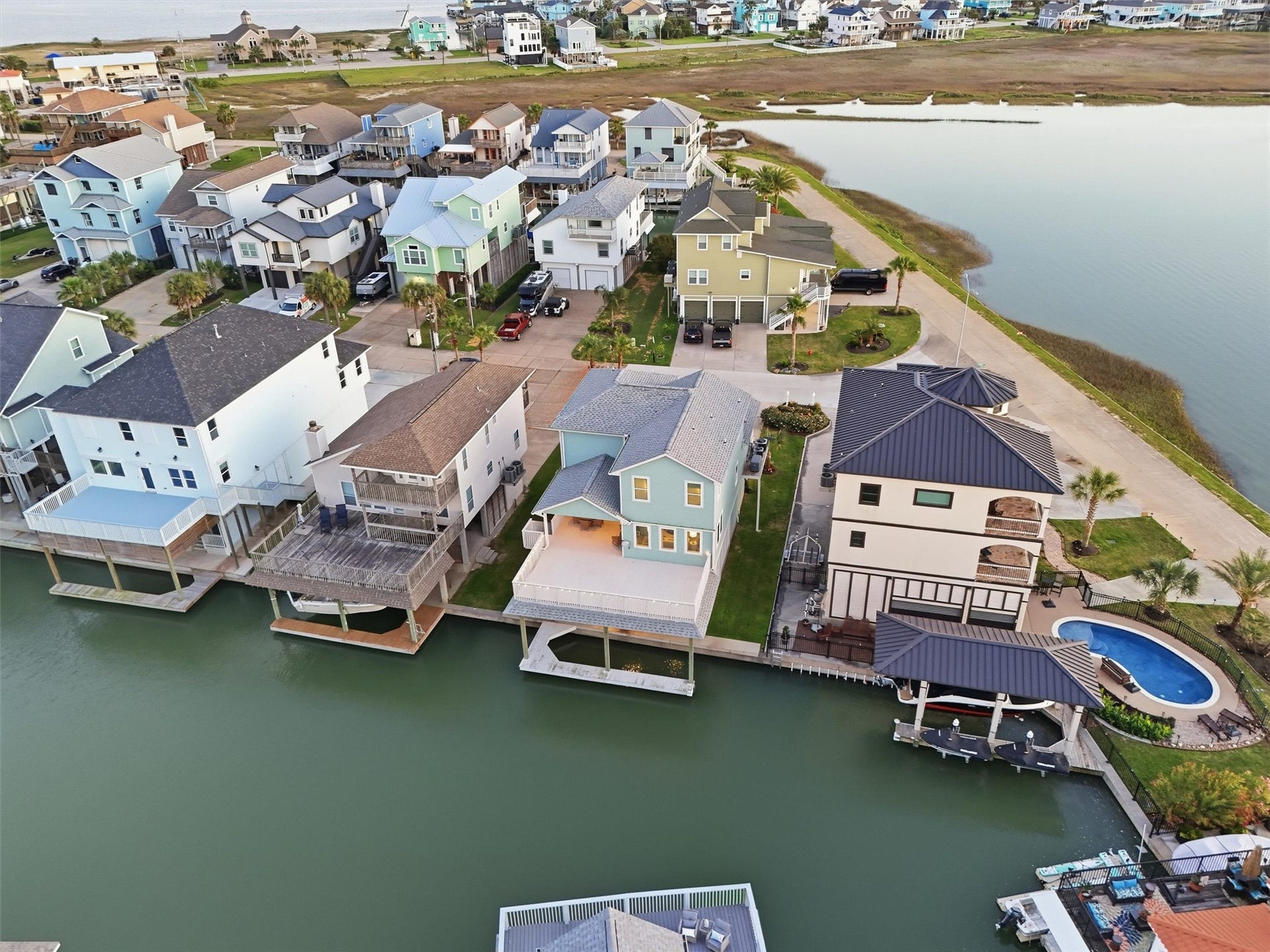 438 Amanda Circle, Tiki Island, TX 77554 Life here is all about easy days
on the water, peaceful
surroundings, and coming home
to a beautifully maintained
property in a sought-after canal
community.