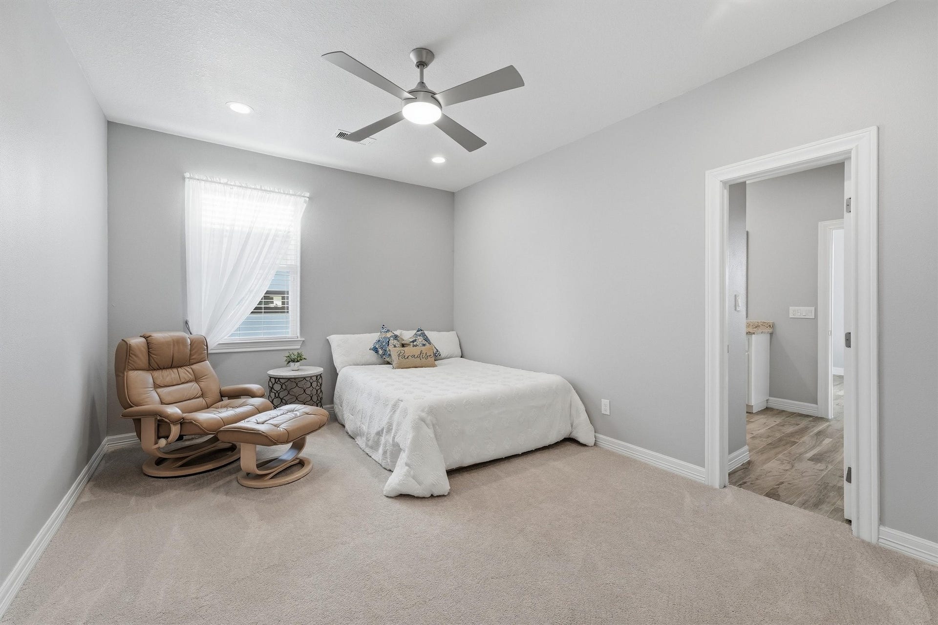 438 Amanda Circle, Tiki Island, TX 77554 Another secondary bedroom
provides flexibility for overnight
guests, a bunk room setup, or a
stylish home office, all with the
fresh, well-kept feel found
throughout the home.