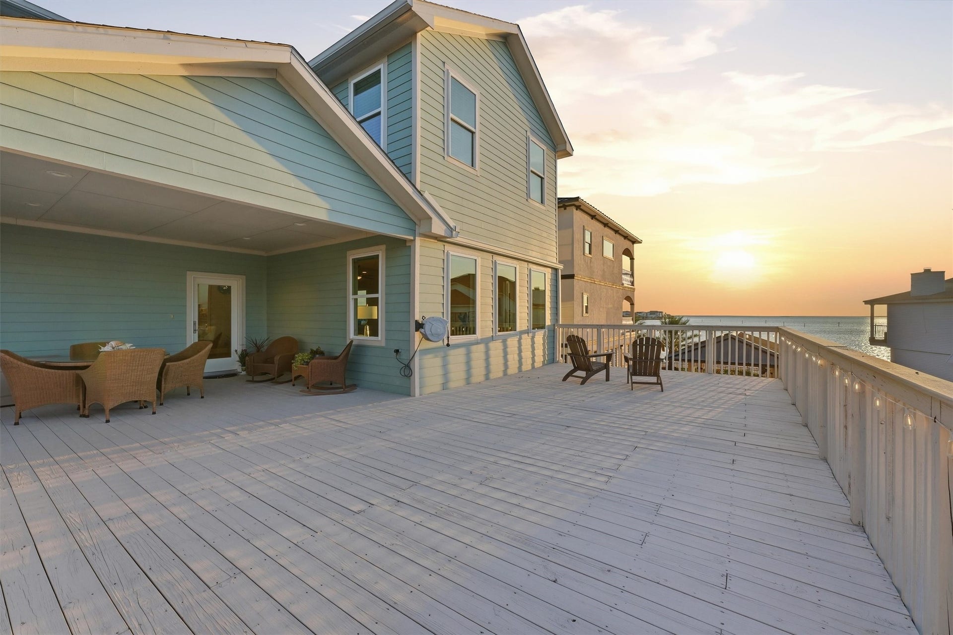 438 Amanda Circle, Tiki Island, TX 77554 The expansive main-level
balcony creates an incredible
extension of the living space,
giving you a covered outdoor
retreat perfectly suited for dining,
lounging, and unwinding in the
bay breeze.