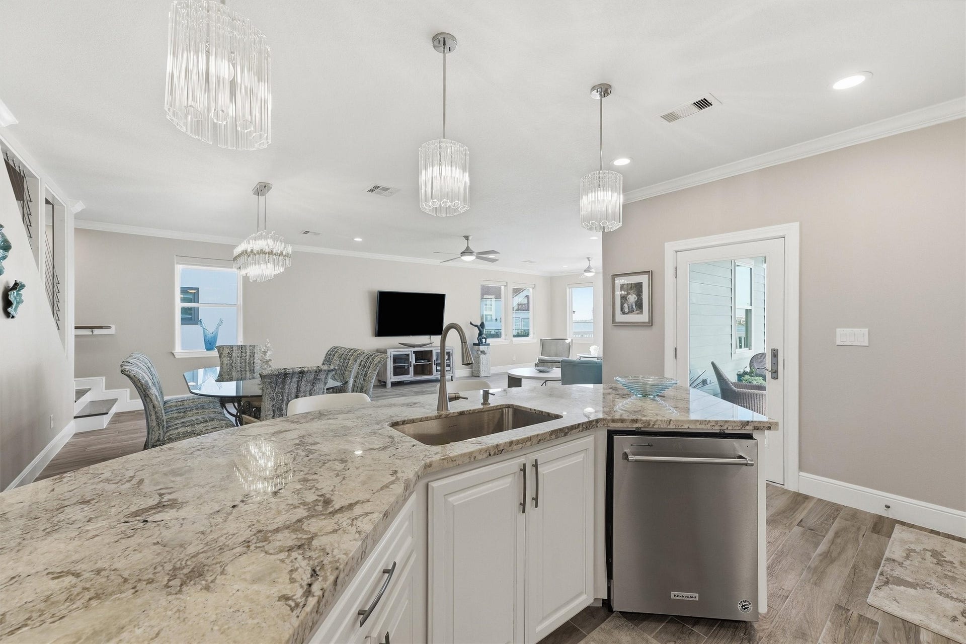 438 Amanda Circle, Tiki Island, TX 77554 Granite counters, abundant prep
space, and seamless flow into
the main living areas make this
kitchen a dream for everything
from quick breakfasts to
entertaining a crowd.