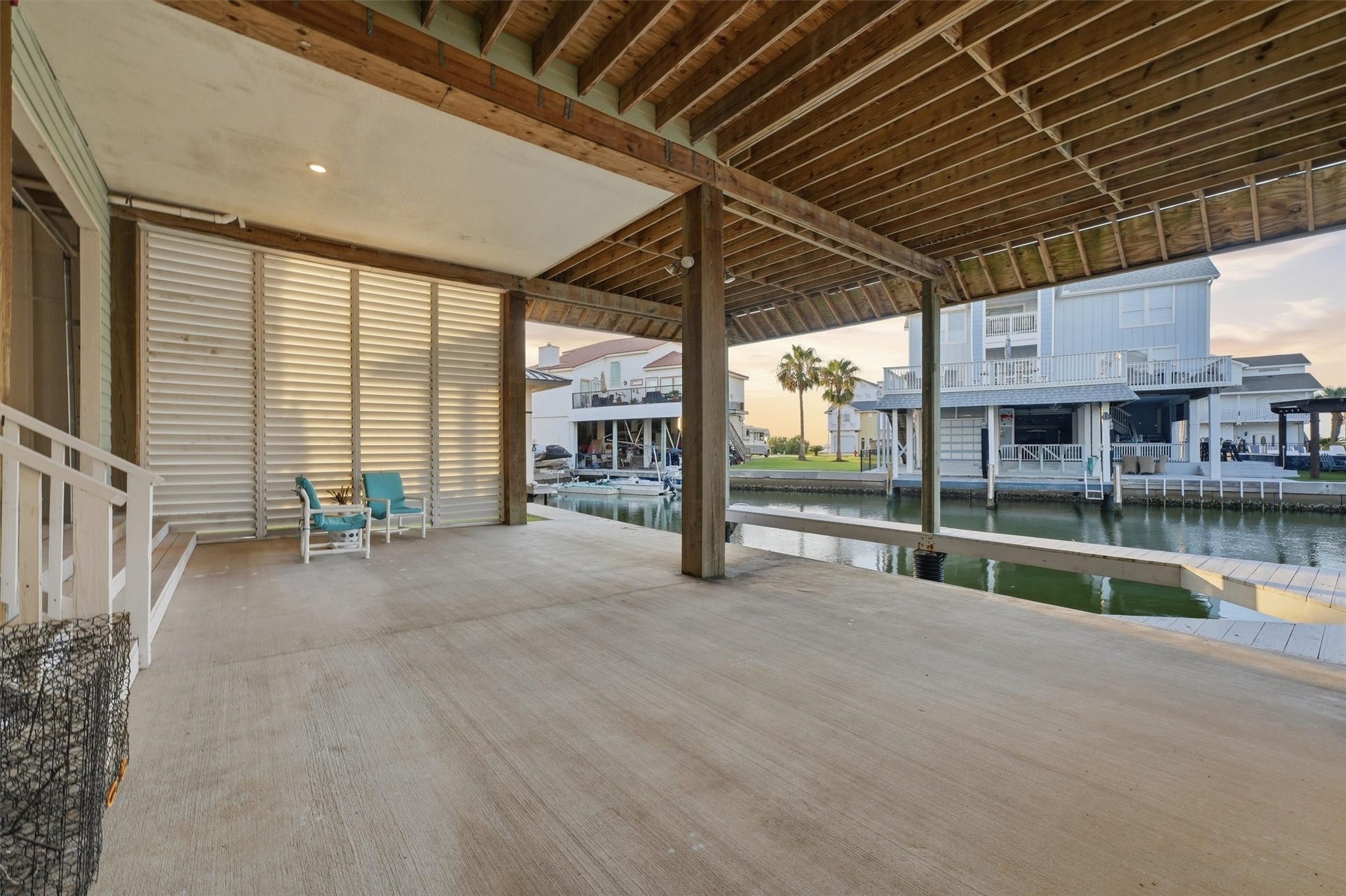 438 Amanda Circle, Tiki Island, TX 77554 The ground-level outdoor living
area is made for laid-back
waterfront entertaining, with
plenty of covered space to
gather, dine, and enjoy the
breeze just steps from the canal
and boat slip.