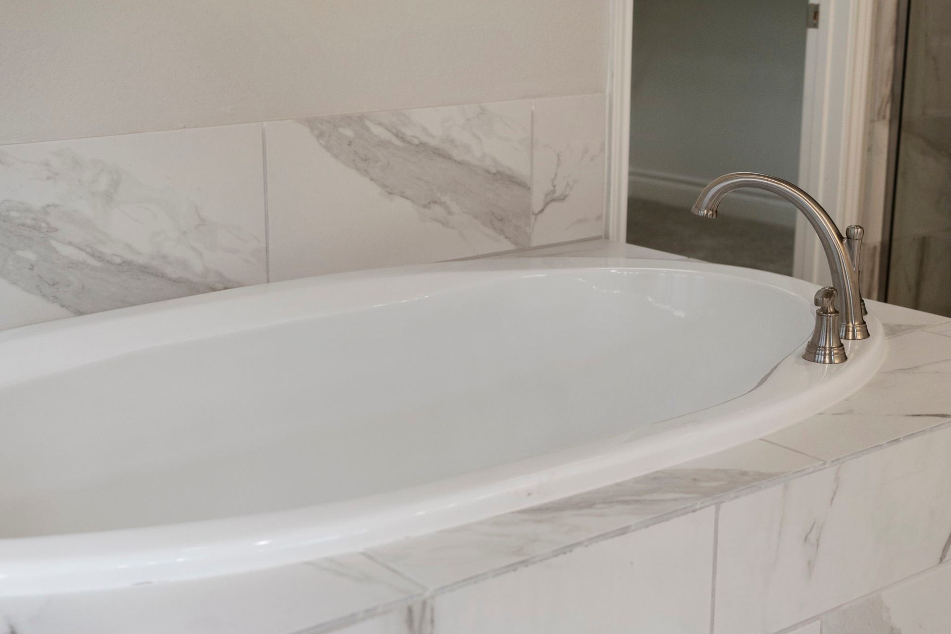2315 Calm Channel Court, Missouri City, TX 77459 Unwind in the deep soaking tub for a relaxing end to the day.