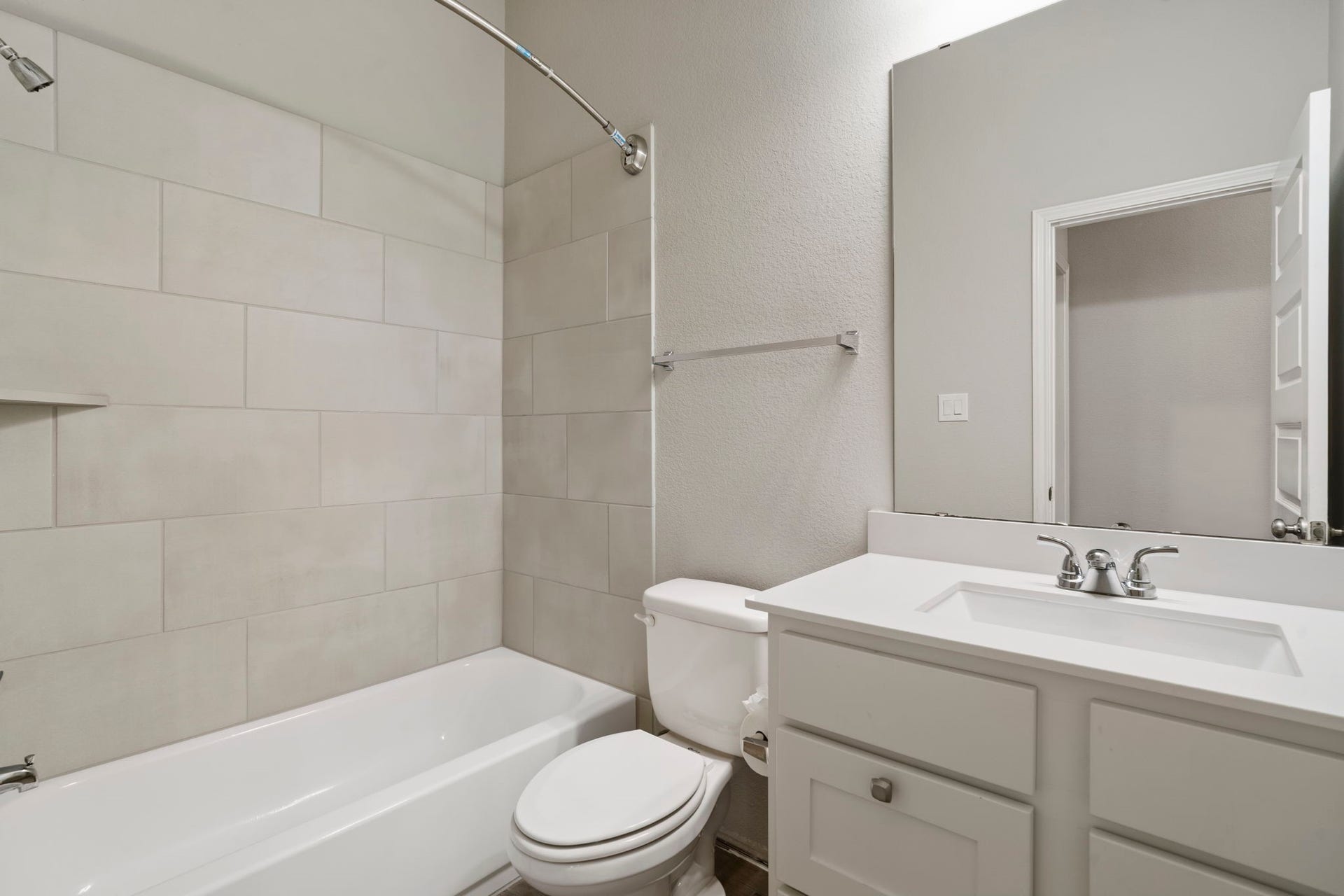 2315 Calm Channel Court, Missouri City, TX 77459 Full bathroom with a tub-and-shower combination, shared by the two secondary bedrooms.