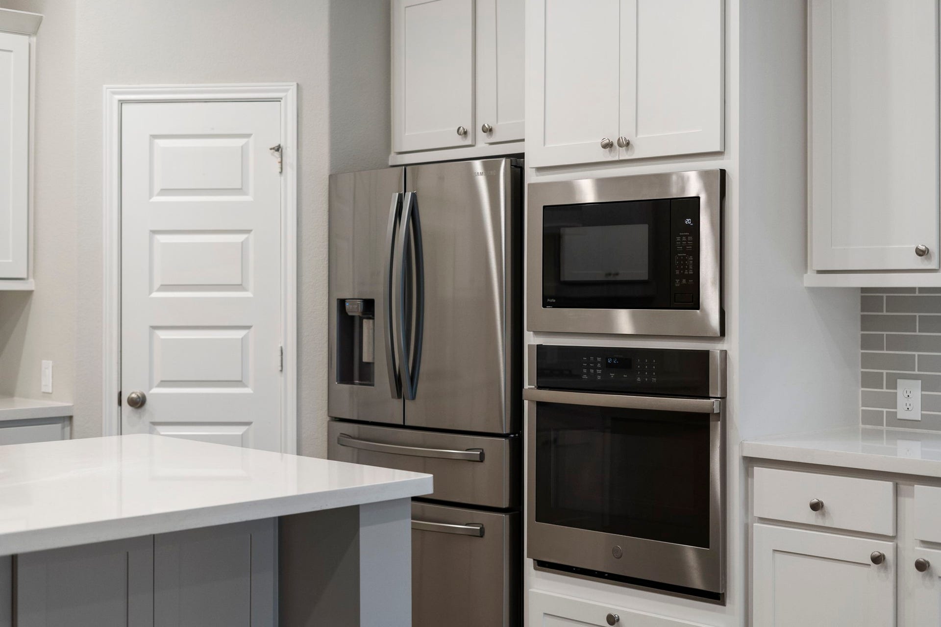 2315 Calm Channel Court, Missouri City, TX 77459 Stainless steel appliances are in excellent condition and include a side-by-side refrigerator with ice and water dispenser, built-in wall oven and microwave, dishwasher, and gas cooktop.