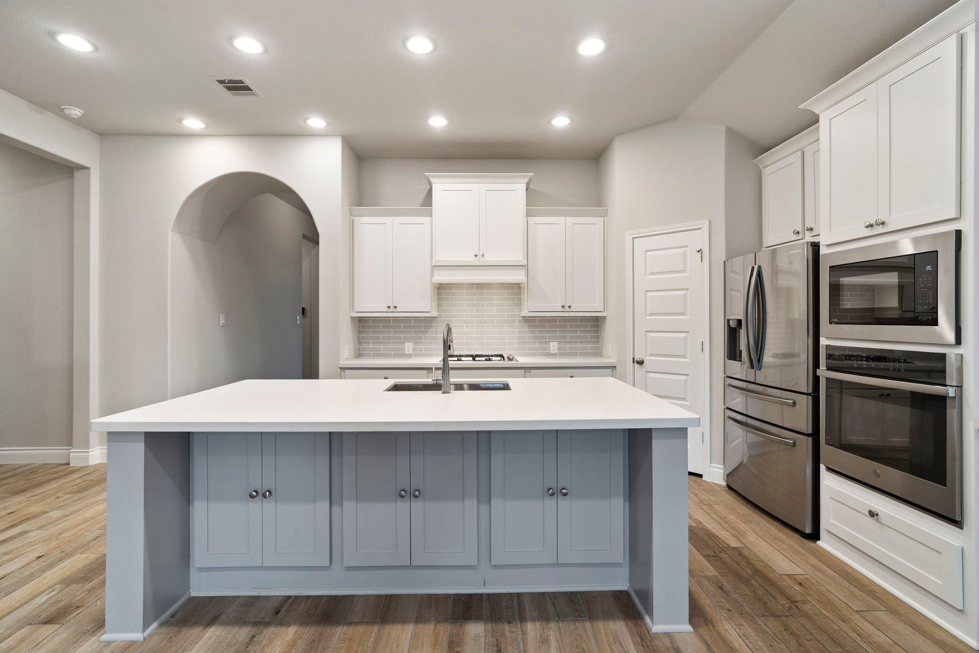 2315 Calm Channel Court, Missouri City, TX 77459 An oversized center island with breakfast bar seating offers the perfect spot for casual dining, along with expansive countertop space and abundant storage.