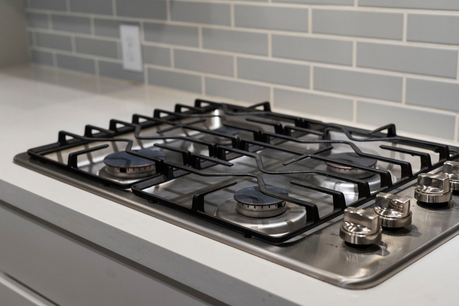 2315 Calm Channel Court, Missouri City, TX 77459 A gas cooktop is always a chefs favorite for precise heat control and easy cooking.