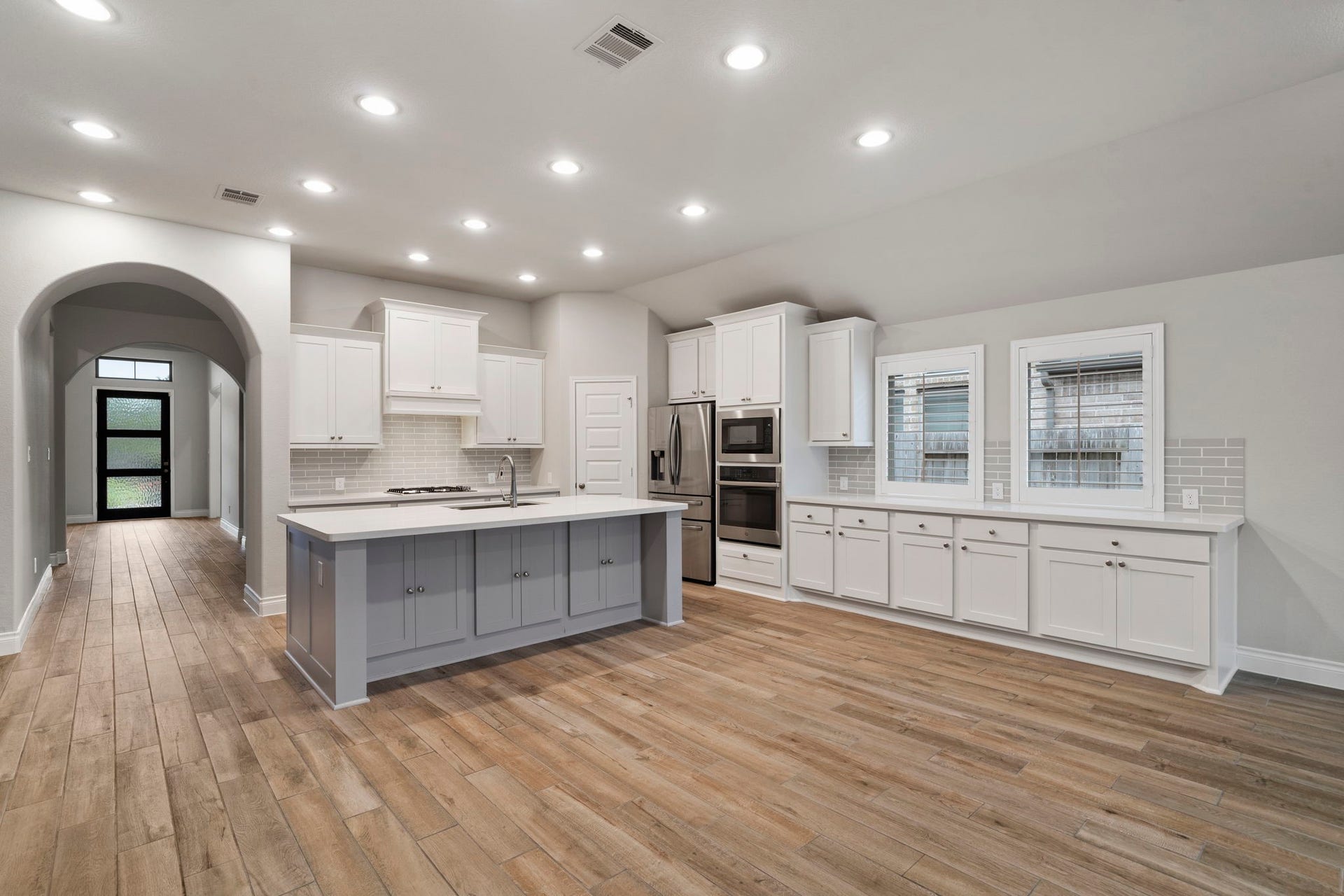 2315 Calm Channel Court, Missouri City, TX 77459 The extended foyer opens to the kitchen, dining area, and family room, creating a natural flow for everyday living and entertaining.