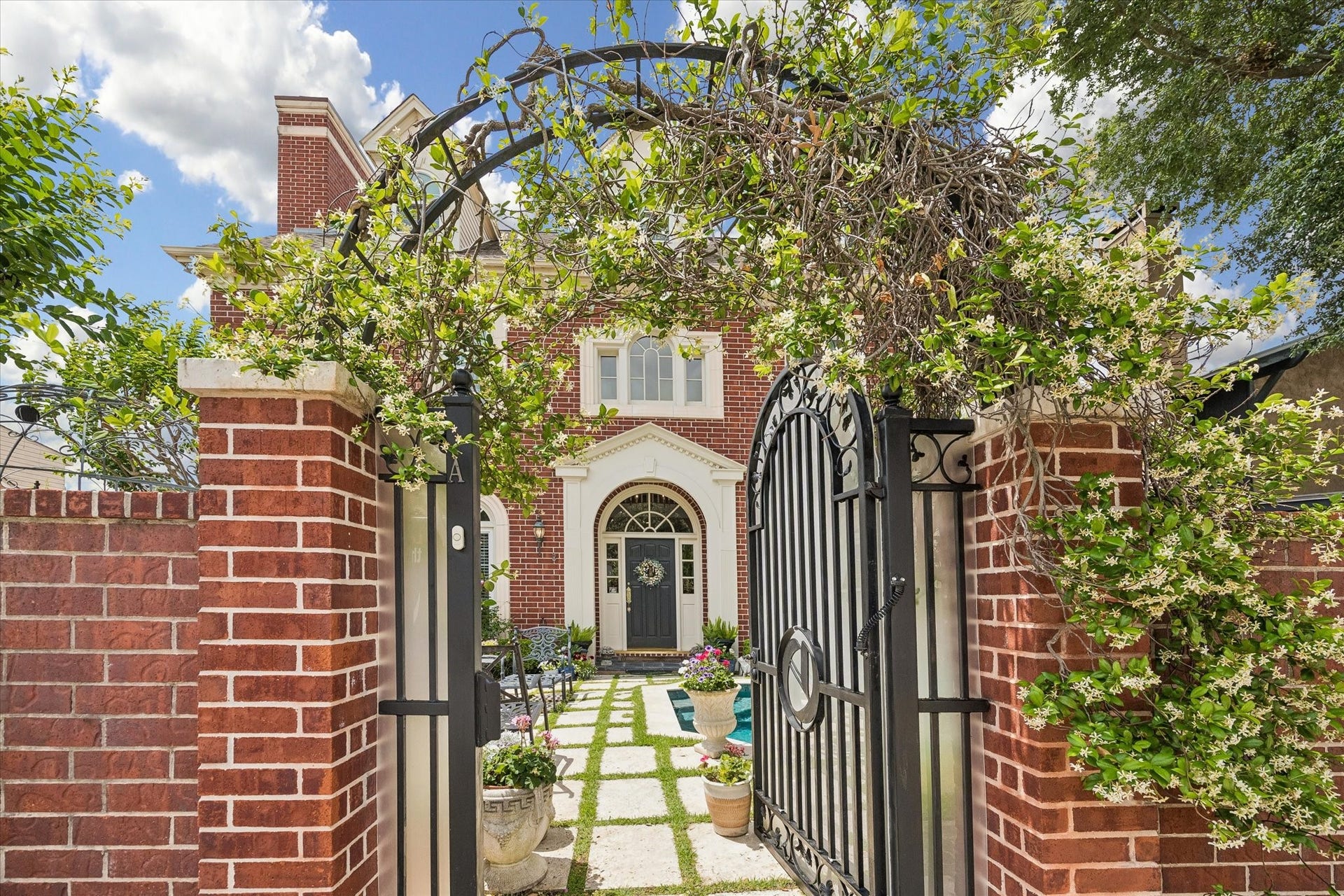 2120 Potomac Drive, #A, Houston, TX 77057 The front gate has plexiglass so you can enjoy your courtyard pool in private!