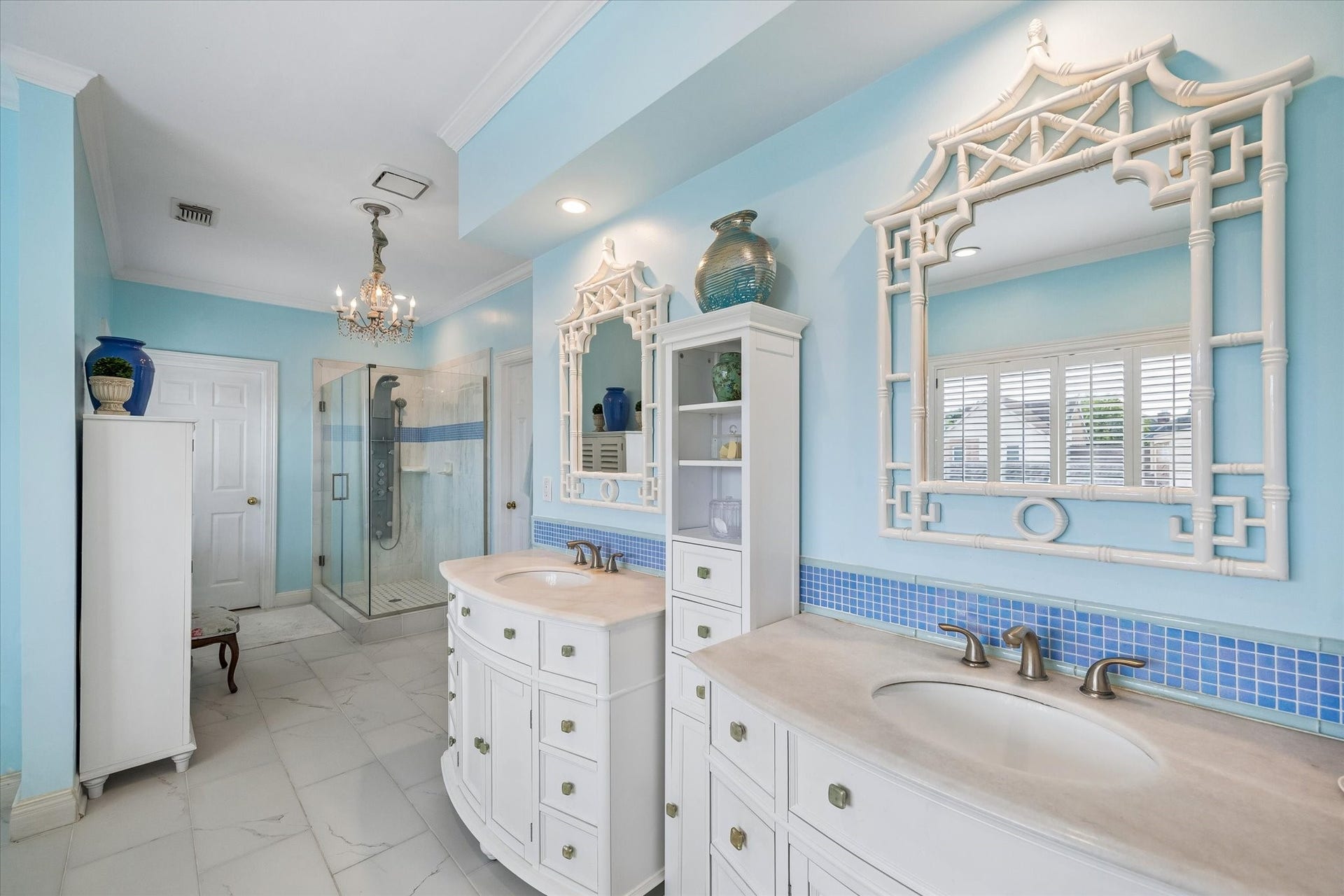 2120 Potomac Drive, #A, Houston, TX 77057 Stylish vanities give you plenty of storage. The blue tile accent adds a nice touch!