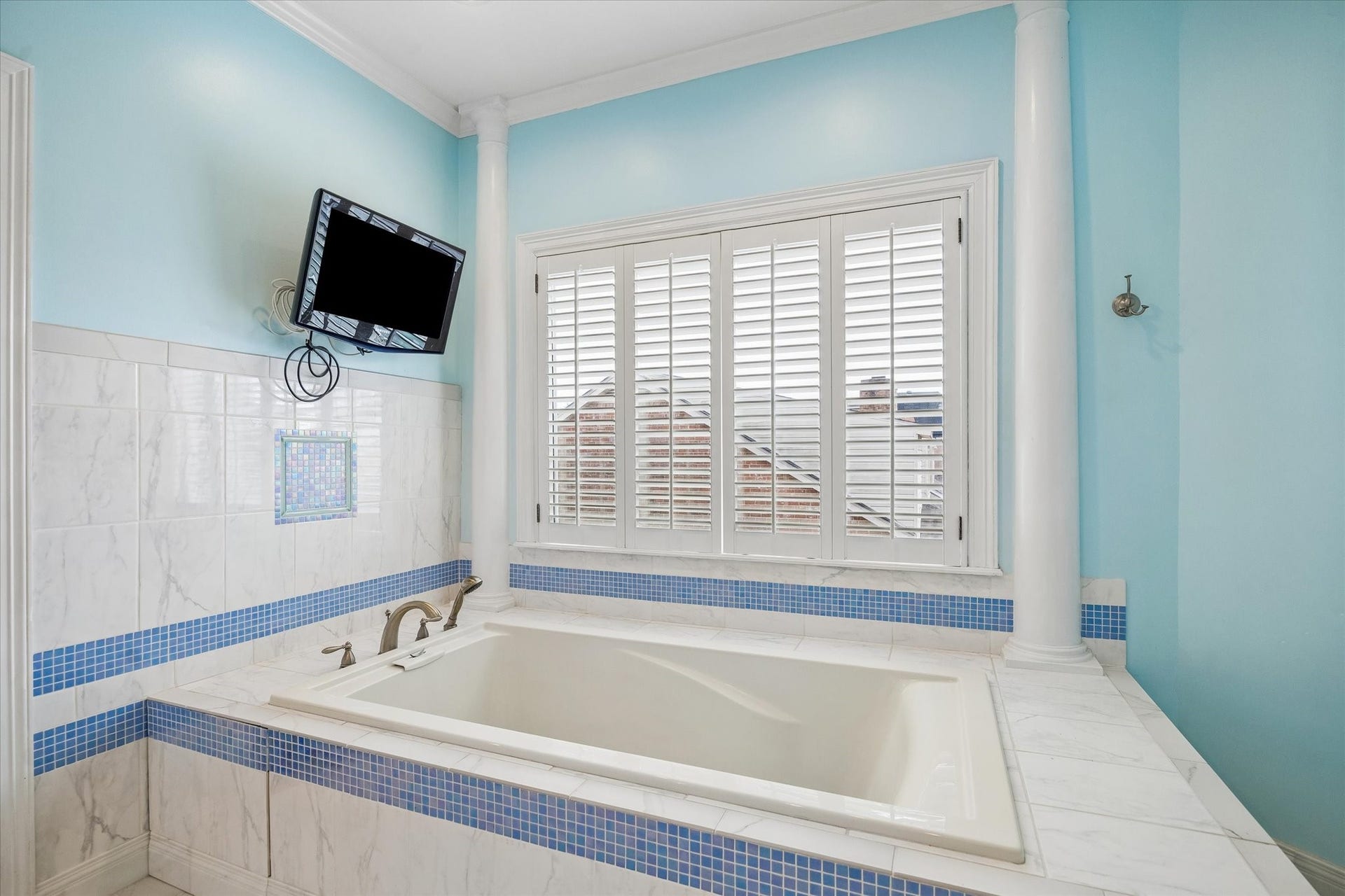 2120 Potomac Drive, #A, Houston, TX 77057 Every bathtub lover's dream!