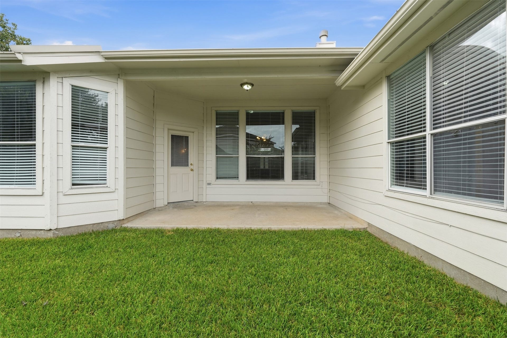 3003 Grey Mist Court, Friendswood, TX 77546 Covered back patio that's perfect for creating a cozy outdoor seating area.