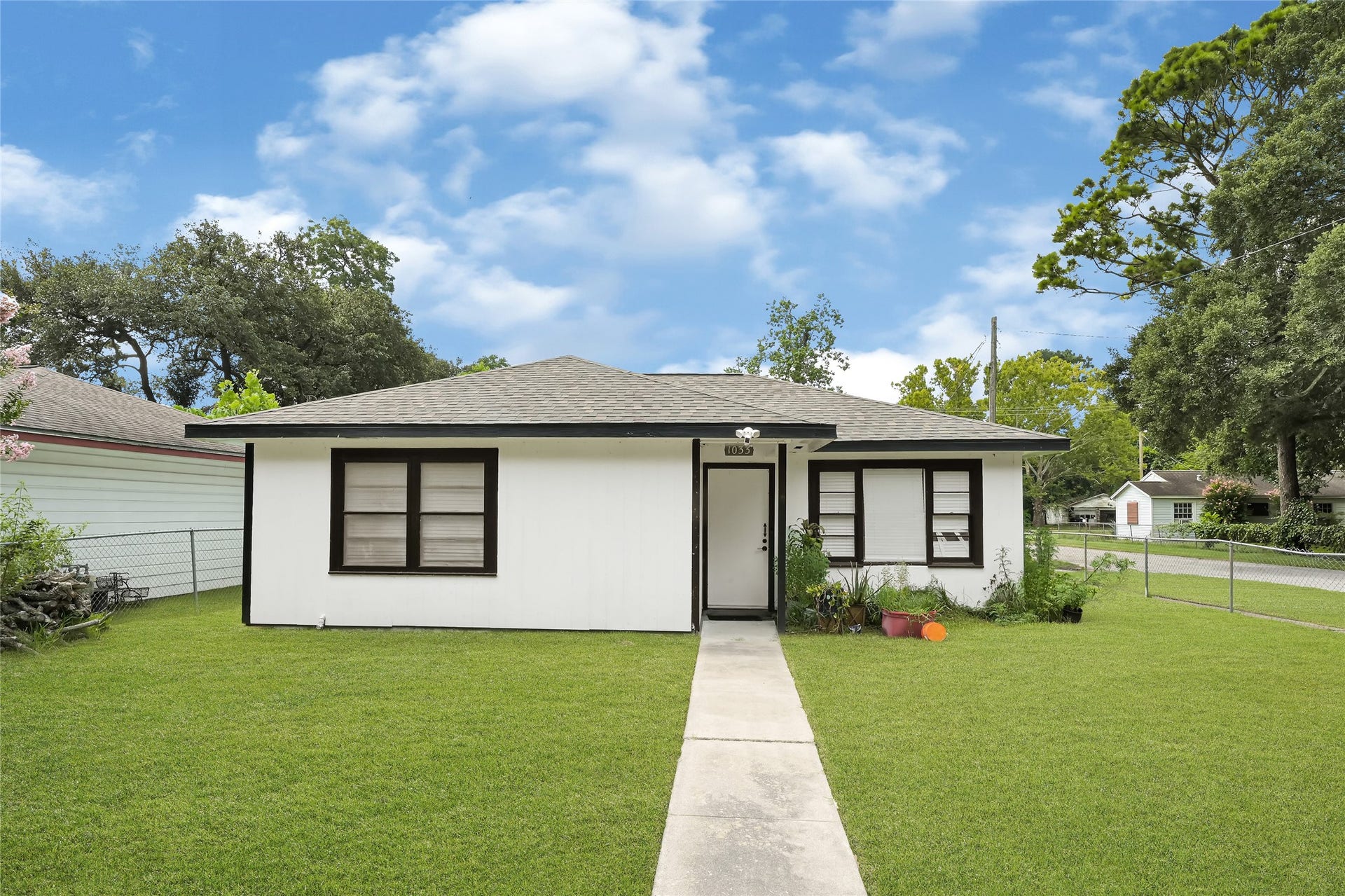 1033 W Snyder Street, Alvin, TX 77511