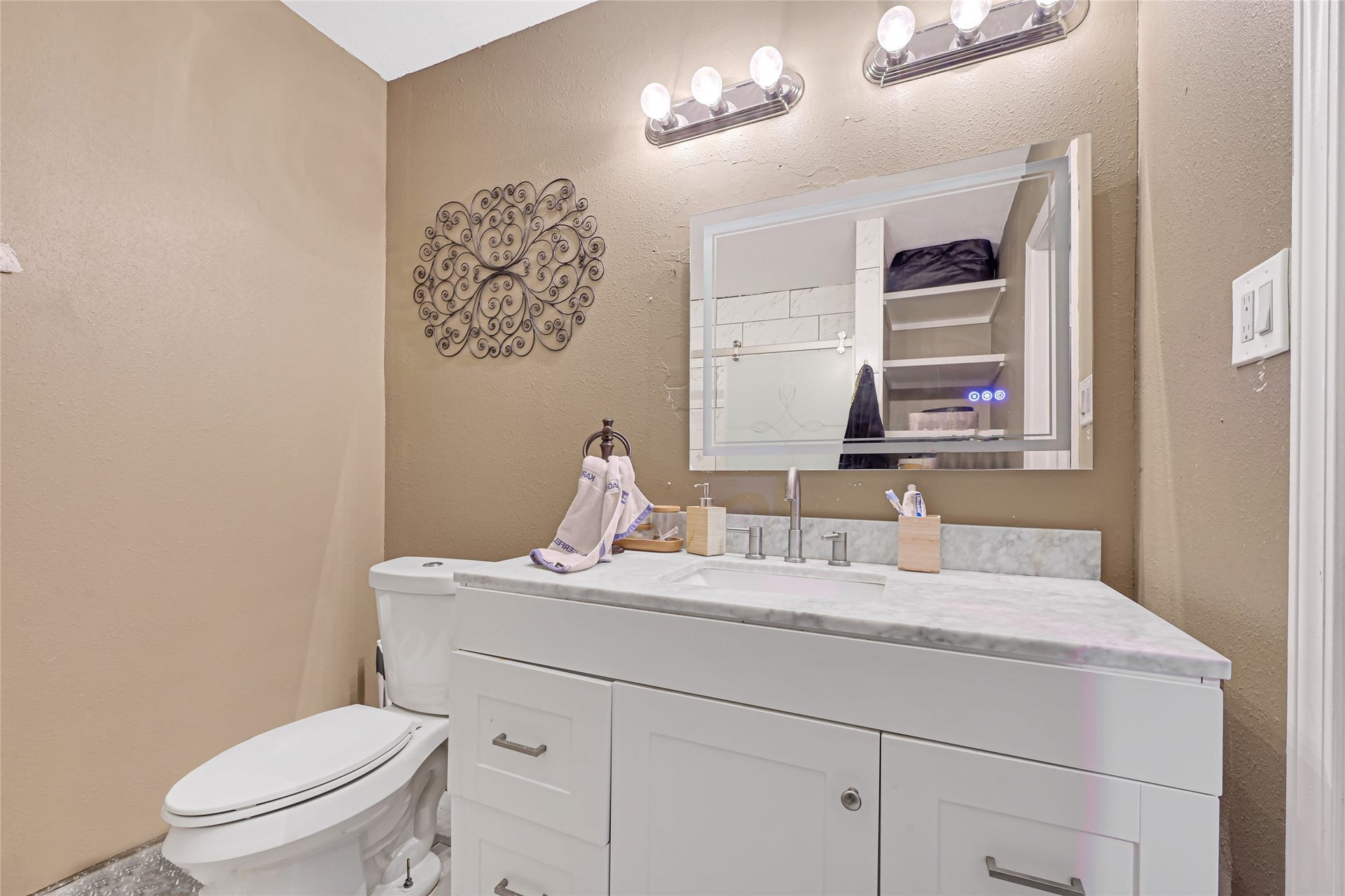 1033 W Snyder Street, Alvin, TX 77511