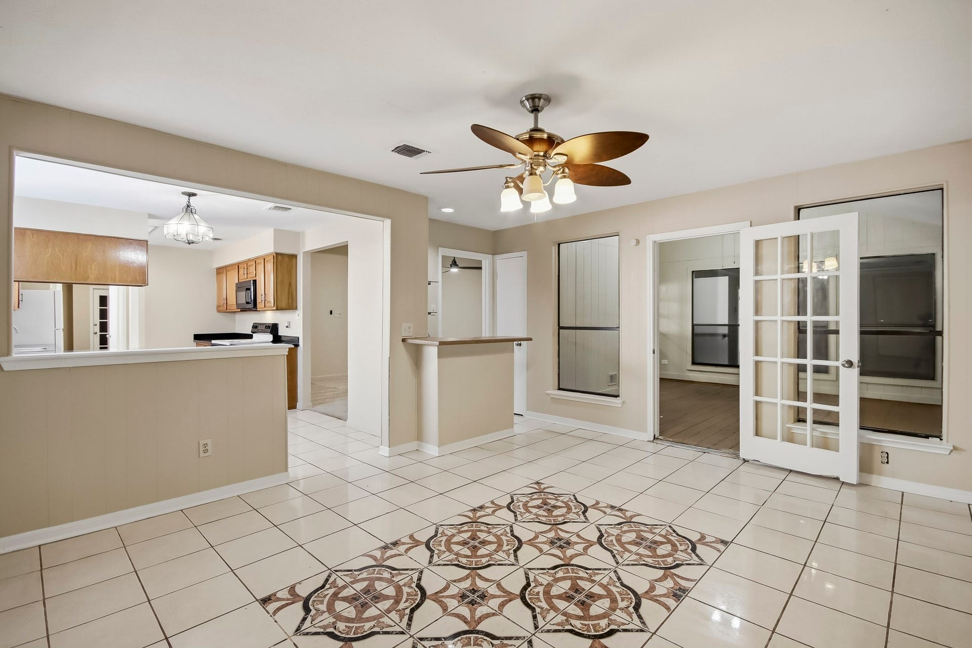 8807 Lakeside Forest Drive, Houston, TX 77088 Spacious breakfast area just off the kitchen, featuring decorative tile flooring and French doors leading to an additional flex space.