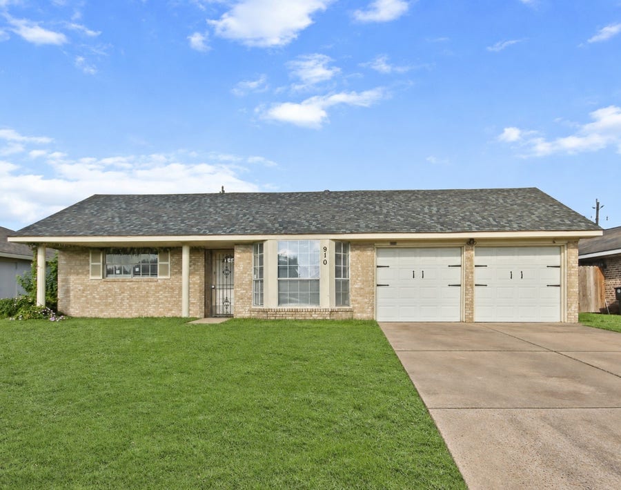 Property photo for 910 Centerwood Drive, Houston, TX