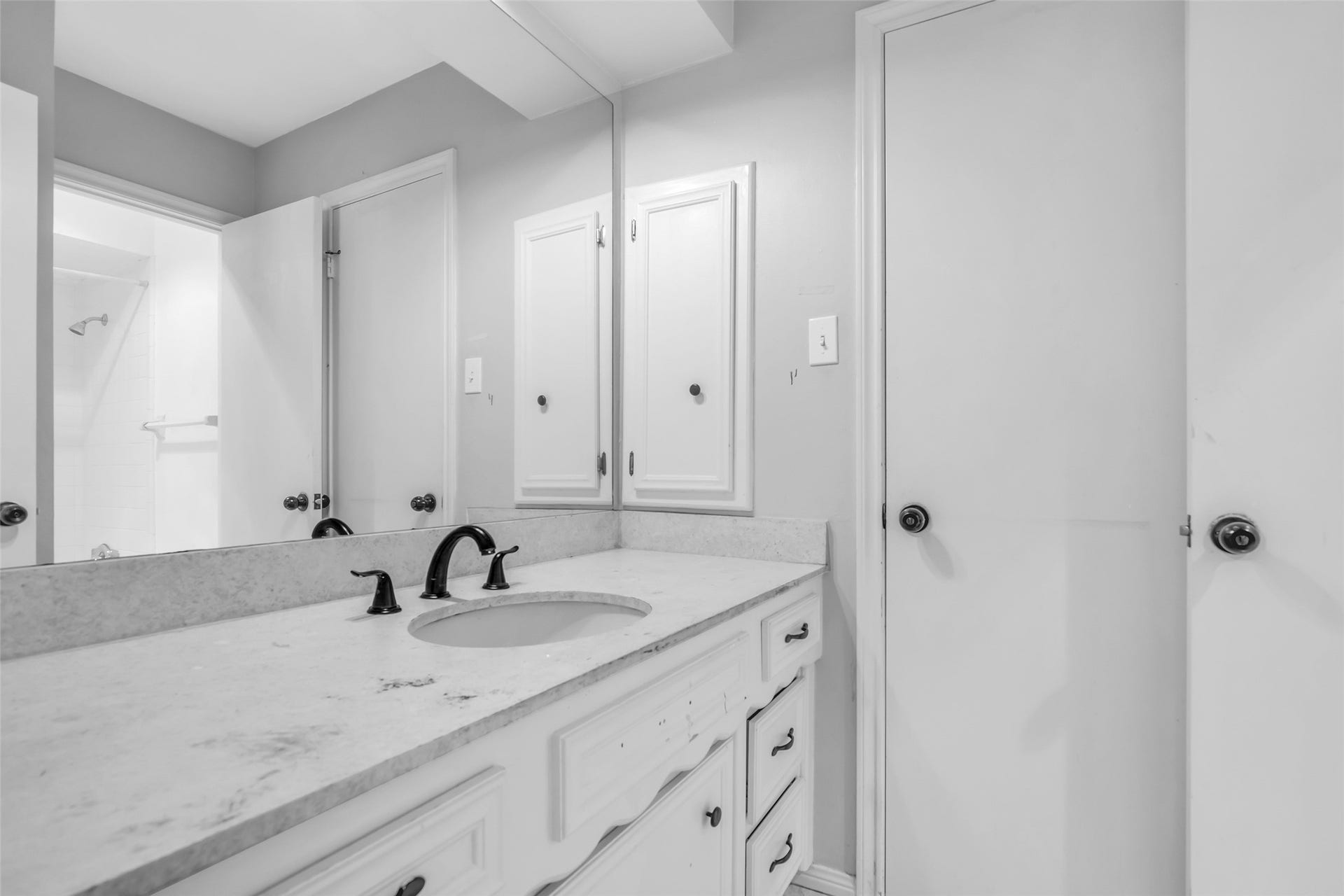 14014 Court Of Regents, Houston, TX 77069 Inside the en suite bathroom, a large vanity and modern fixtures provide a clean, functional space for daily use.