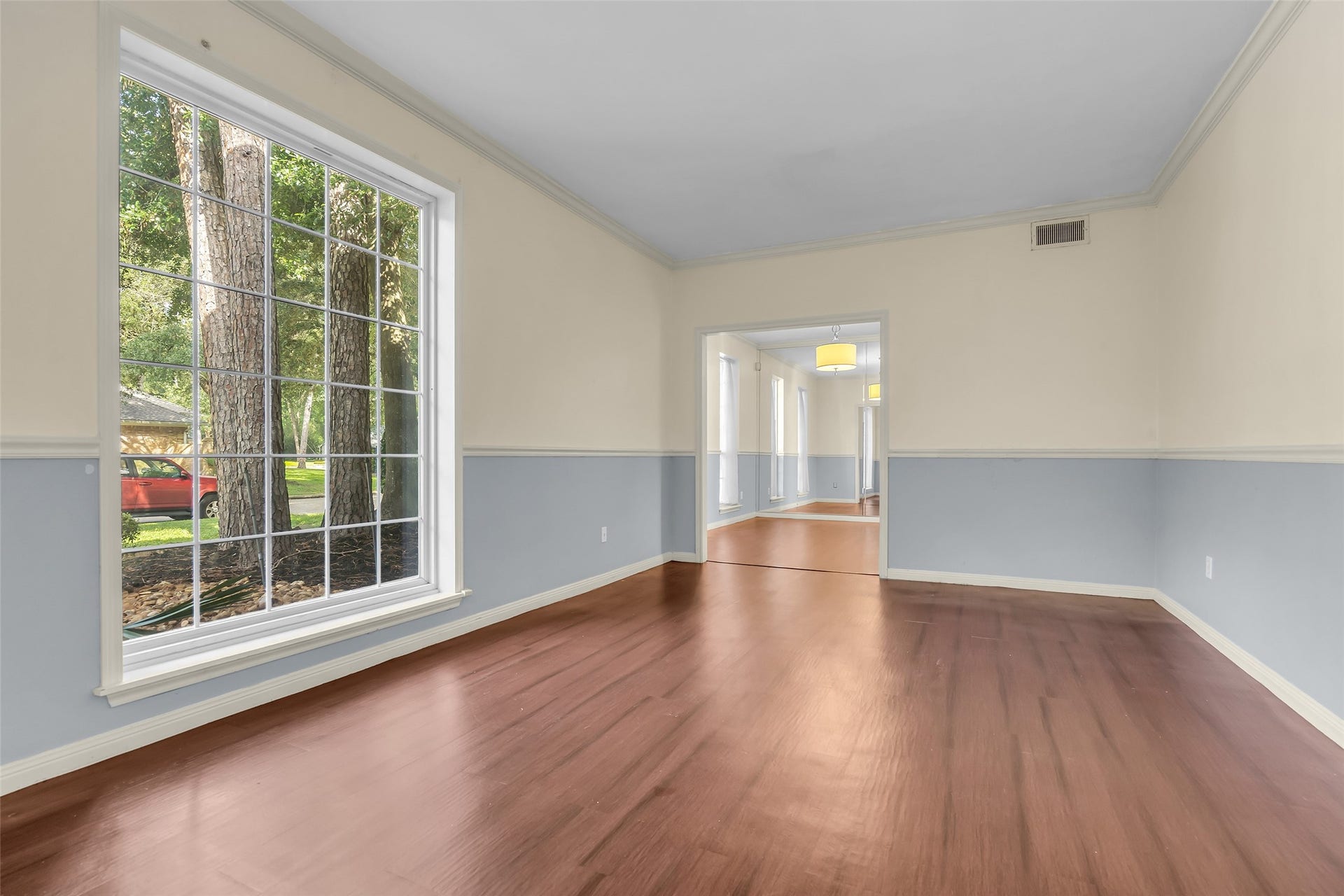 14014 Court Of Regents, Houston, TX 77069 The living room faces the front lawn, and its large window fills the space with natural light.