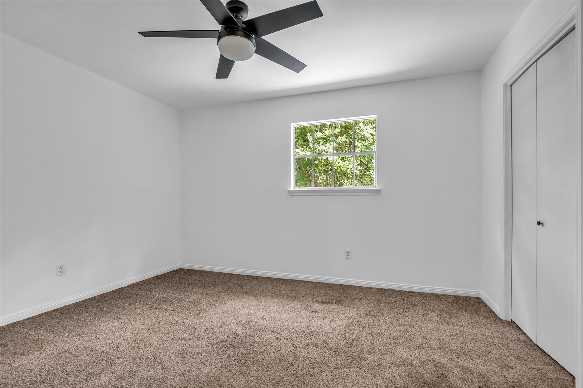14014 Court Of Regents, Houston, TX 77069 Another bedroom on the second floor with a small window facing the side of the home, featuring an en suite bathroom and a built-in wardrobe for convenient storage.