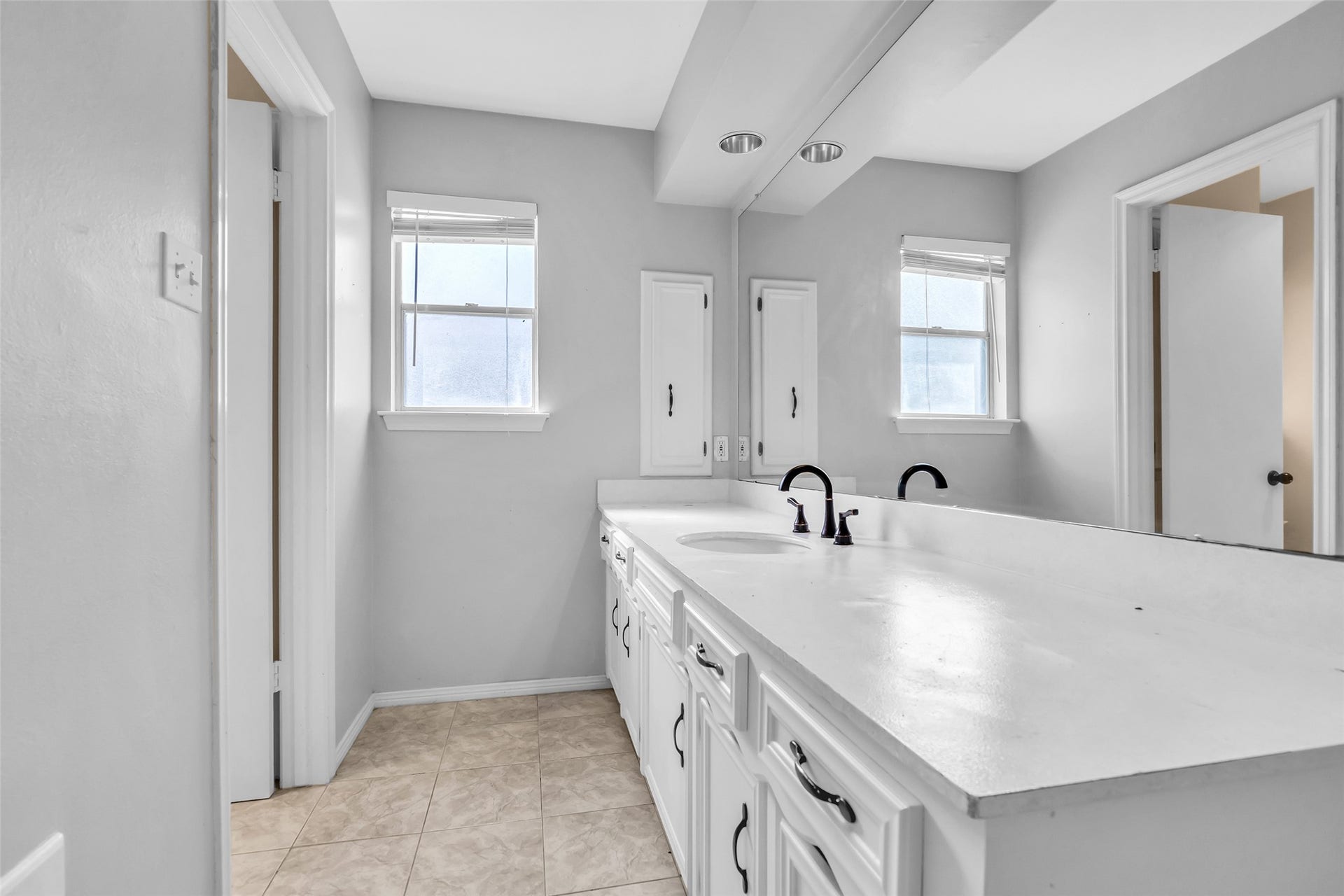 14014 Court Of Regents, Houston, TX 77069 En suite bathroom featuring a large vanity mirror and a tub-and-shower combination for everyday comfort and convenience.