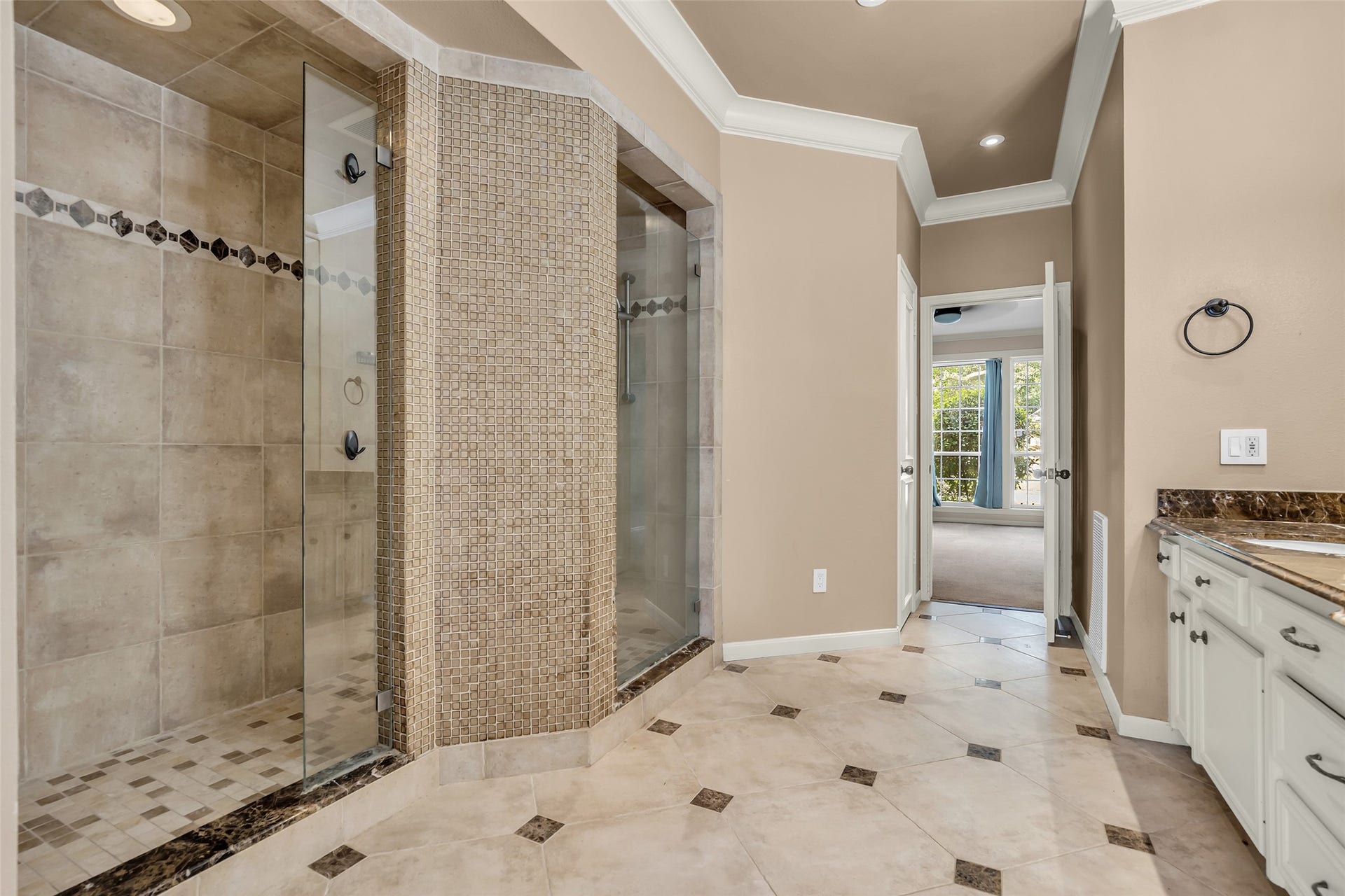 14014 Court Of Regents, Houston, TX 77069 The primary bathroom features a spacious, spa-inspired layout
