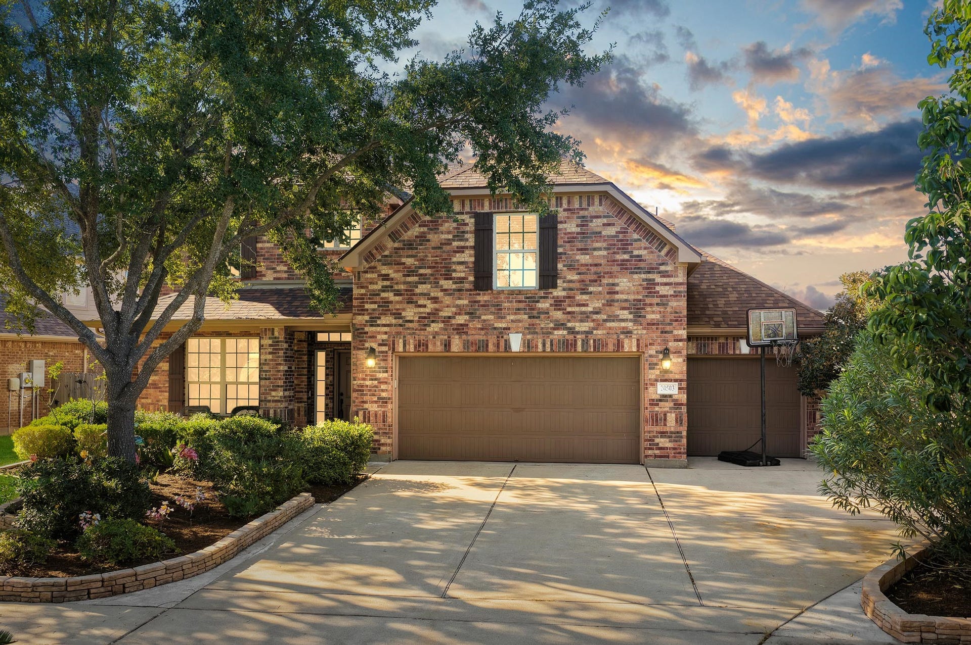 Welcome to 20503 Saddleback Chase! Don't miss out on this incredible opportunity to make this house your own.