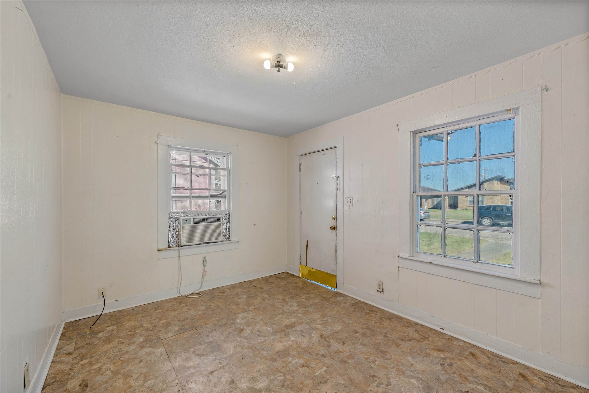 925 4th Avenue N, Texas City, TX 77590 Large rooms offer plenty of space throughout.