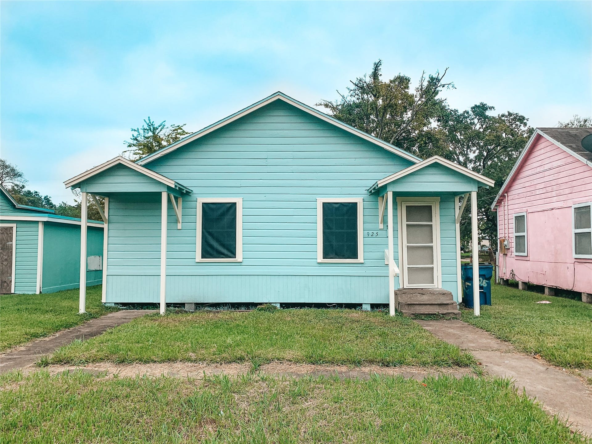 925 4th Avenue N, Texas City, TX 77590 Fresh exterior paint in a nice coastal color.