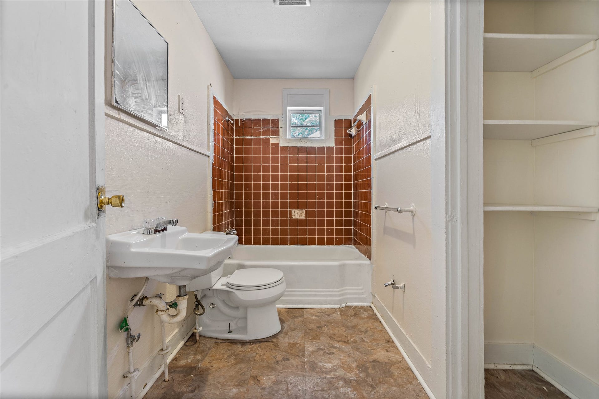 925 4th Avenue N, Texas City, TX 77590 Large bathroom with a separate linen closet.