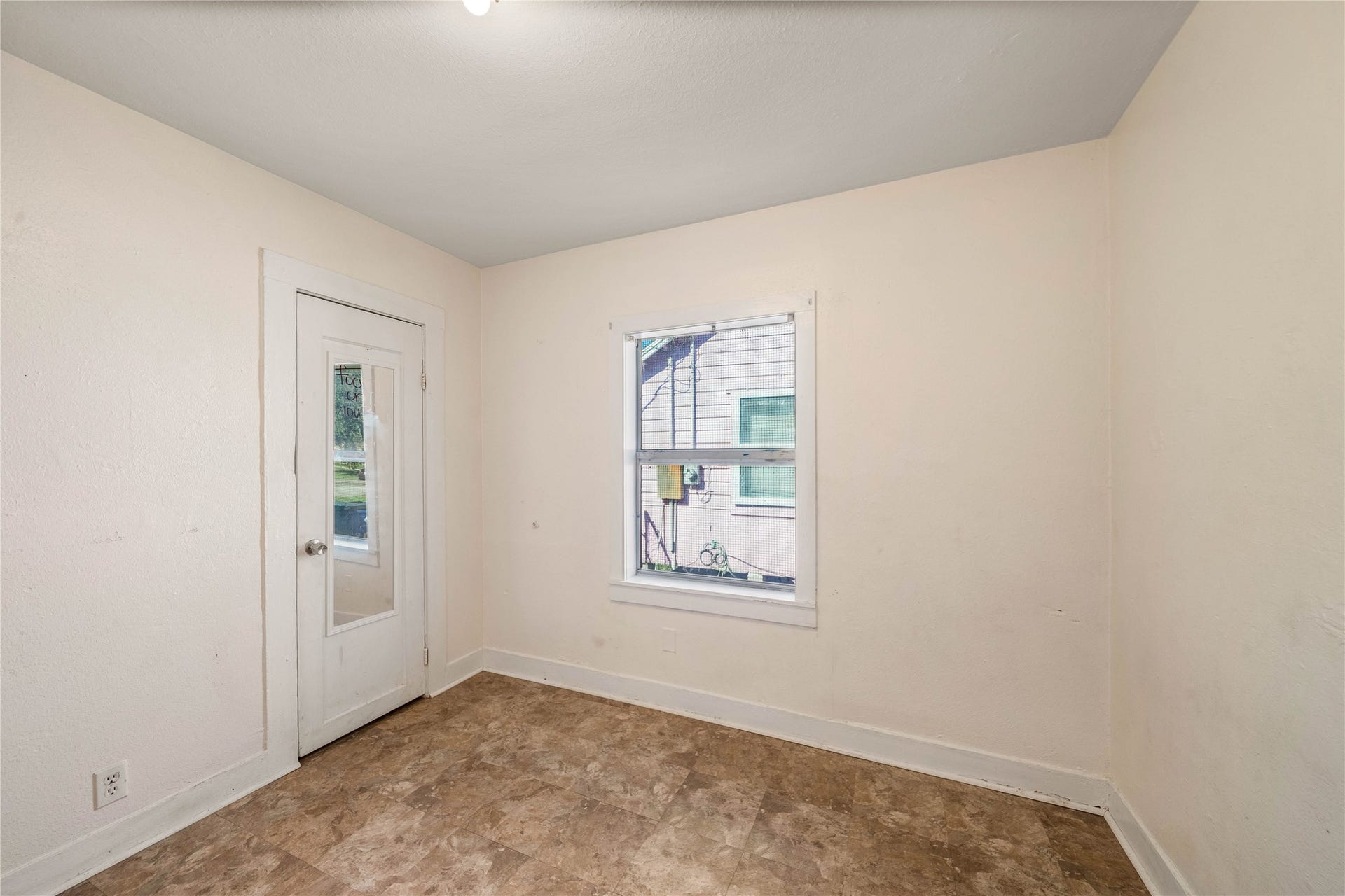 925 4th Avenue N, Texas City, TX 77590 Another spacious bedroom.