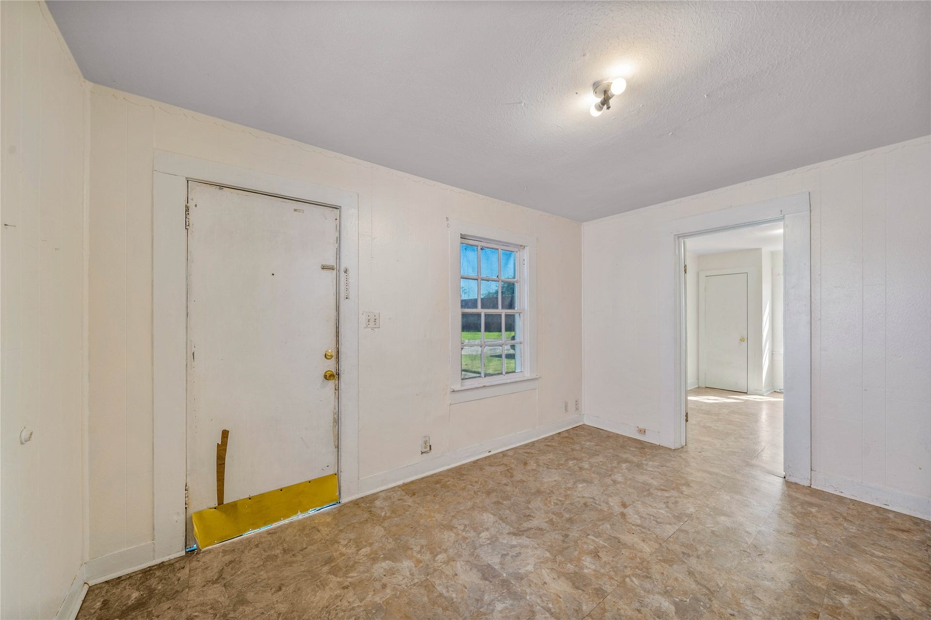 925 4th Avenue N, Texas City, TX 77590 Nice, open and airy.