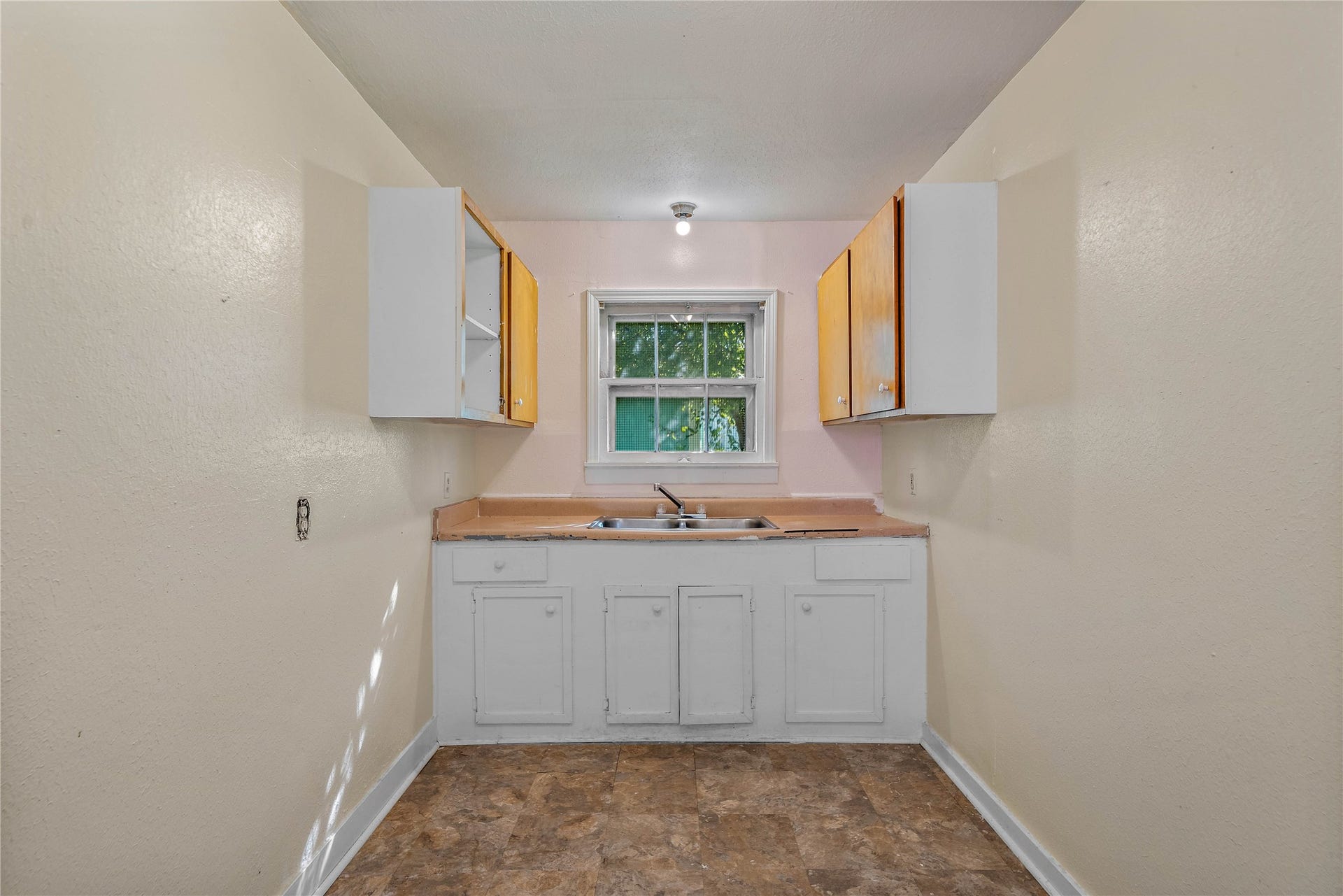 925 4th Avenue N, Texas City, TX 77590 The kitchen is ready for your personal touches.