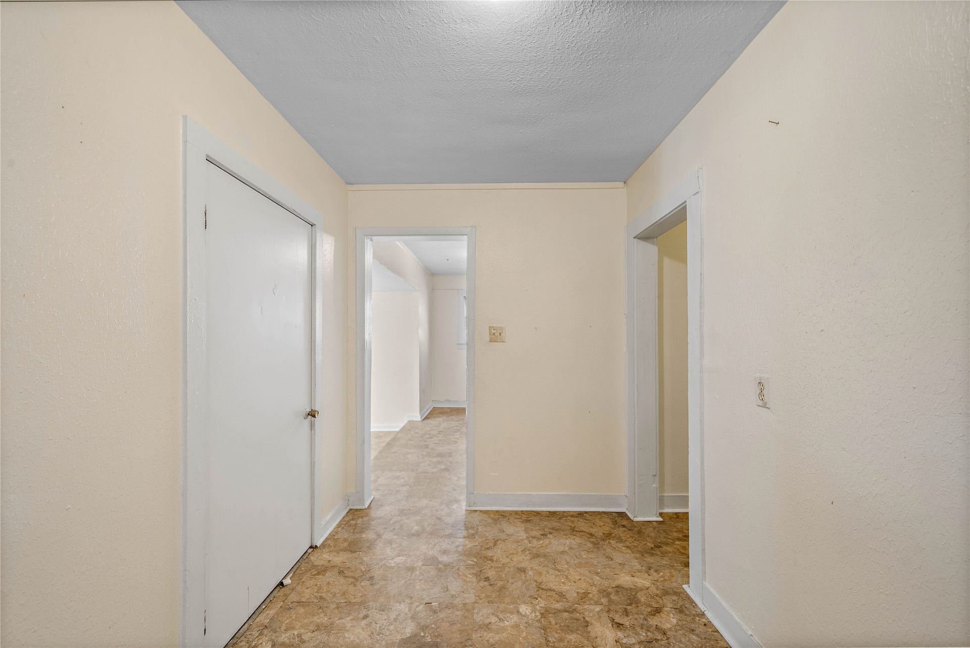 925 4th Avenue N, Texas City, TX 77590 Extra bonus room, perfect for an office or playroom.