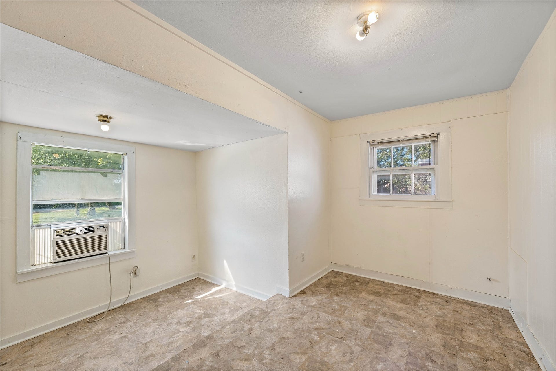 925 4th Avenue N, Texas City, TX 77590 Plenty of architectural flair.