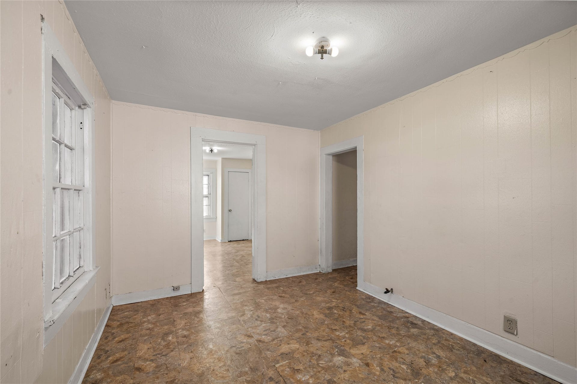 925 4th Avenue N, Texas City, TX 77590 Plenty space for all your needs.