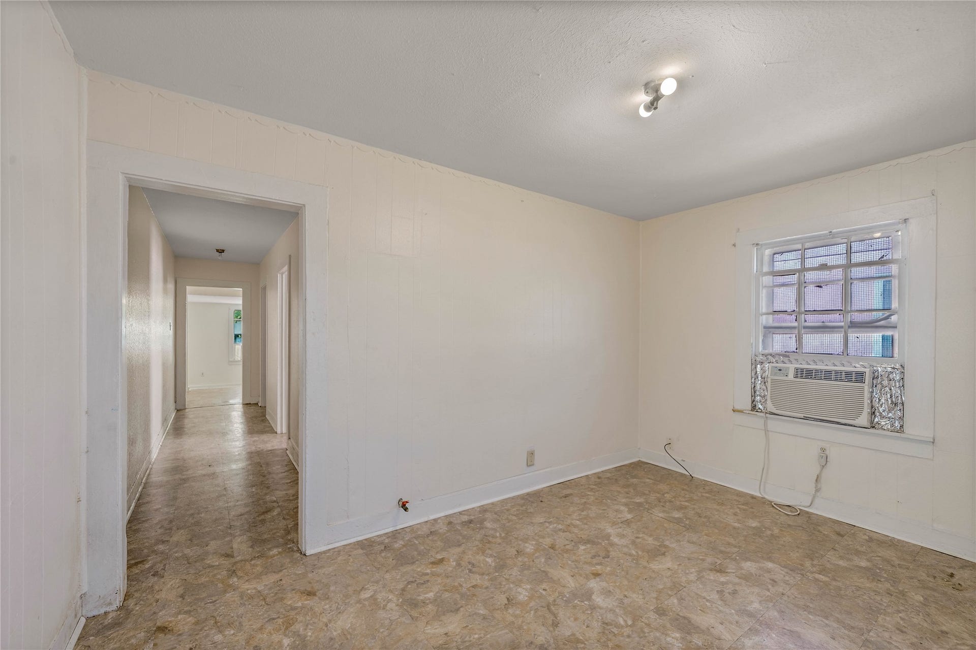 925 4th Avenue N, Texas City, TX 77590 Spacious bedroom with room for large furniture.